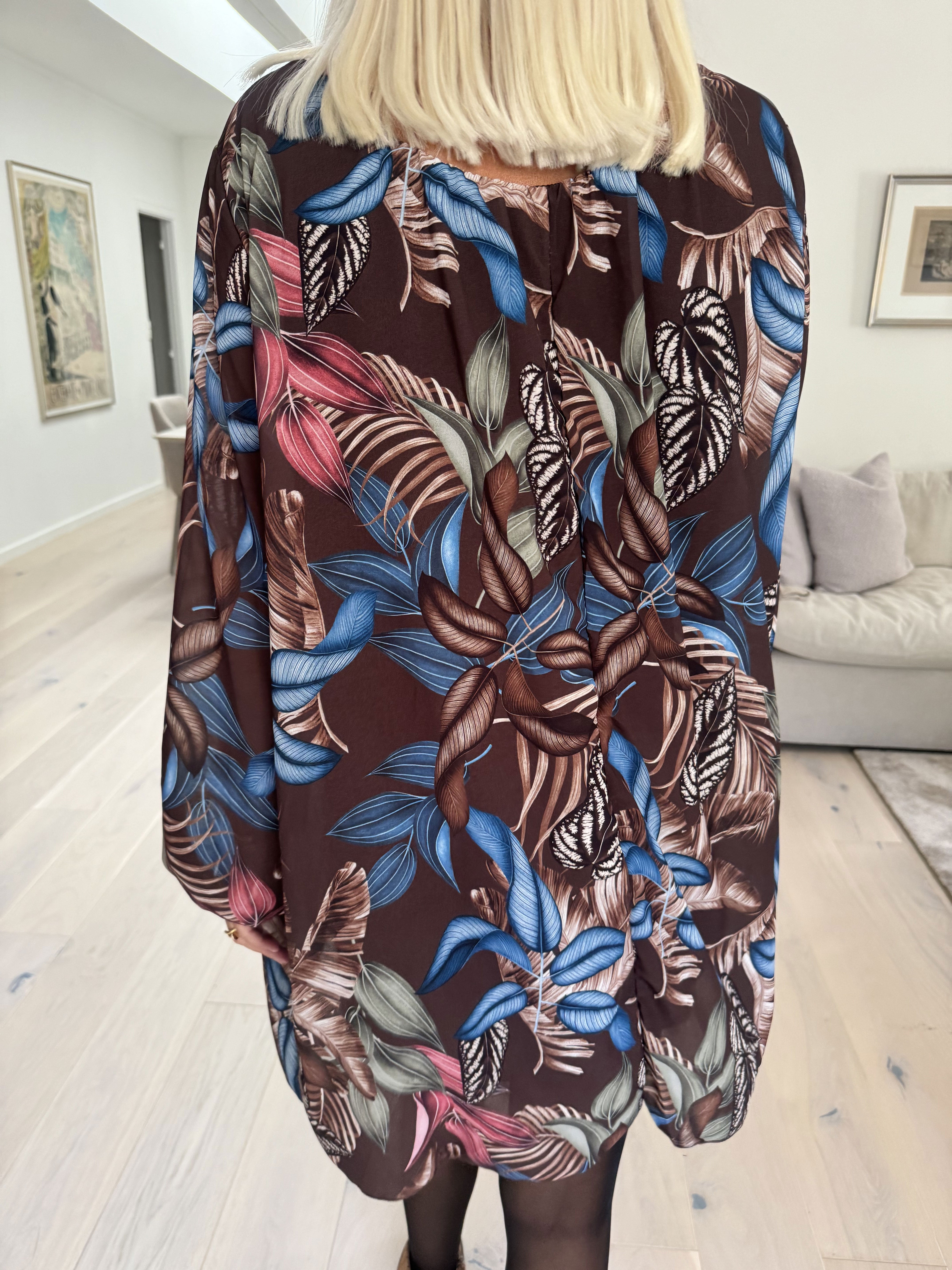 Lola - Söt tunikaklänning med bladmönster