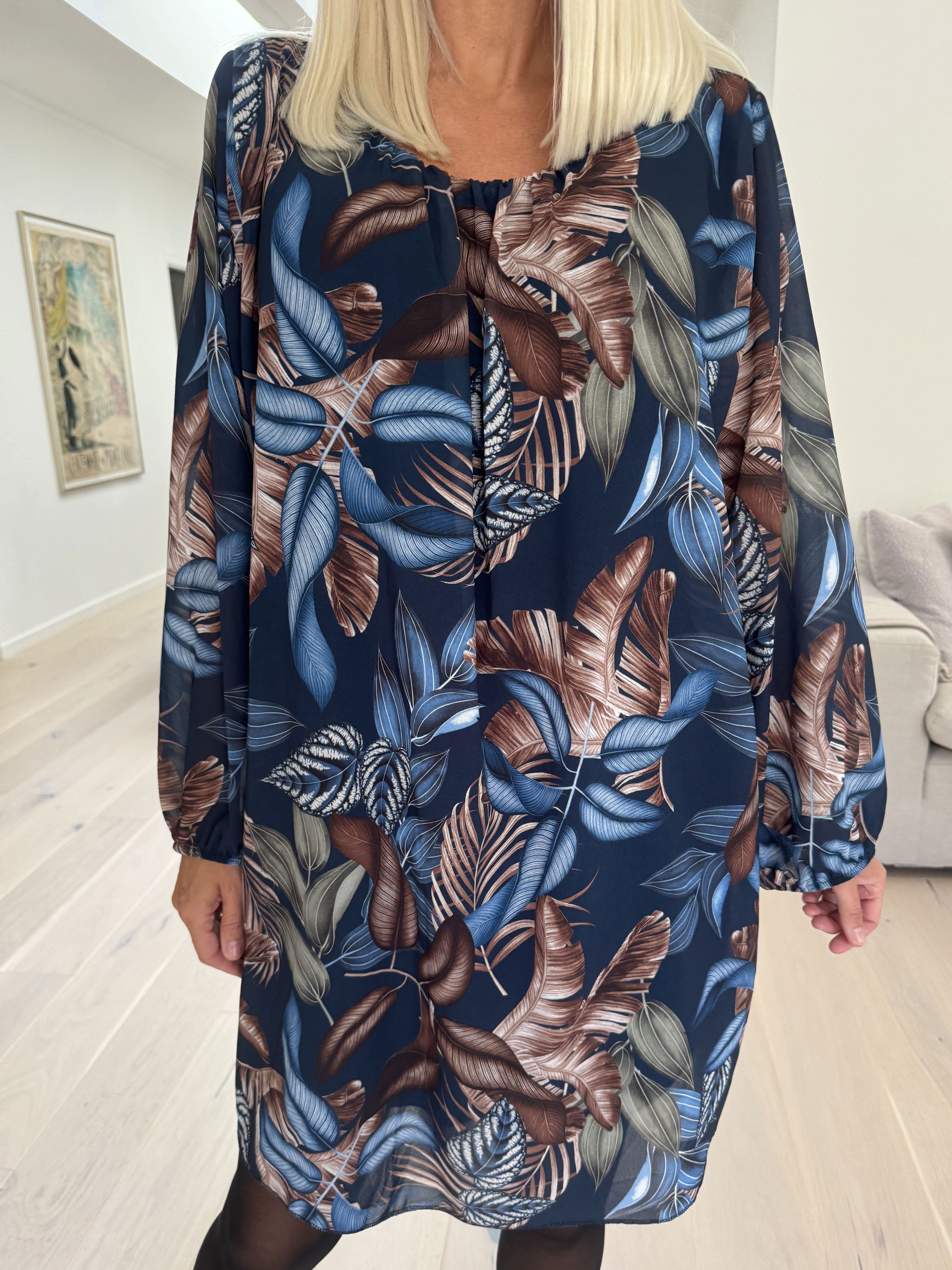 Lola - Söt tunikaklänning med bladmönster