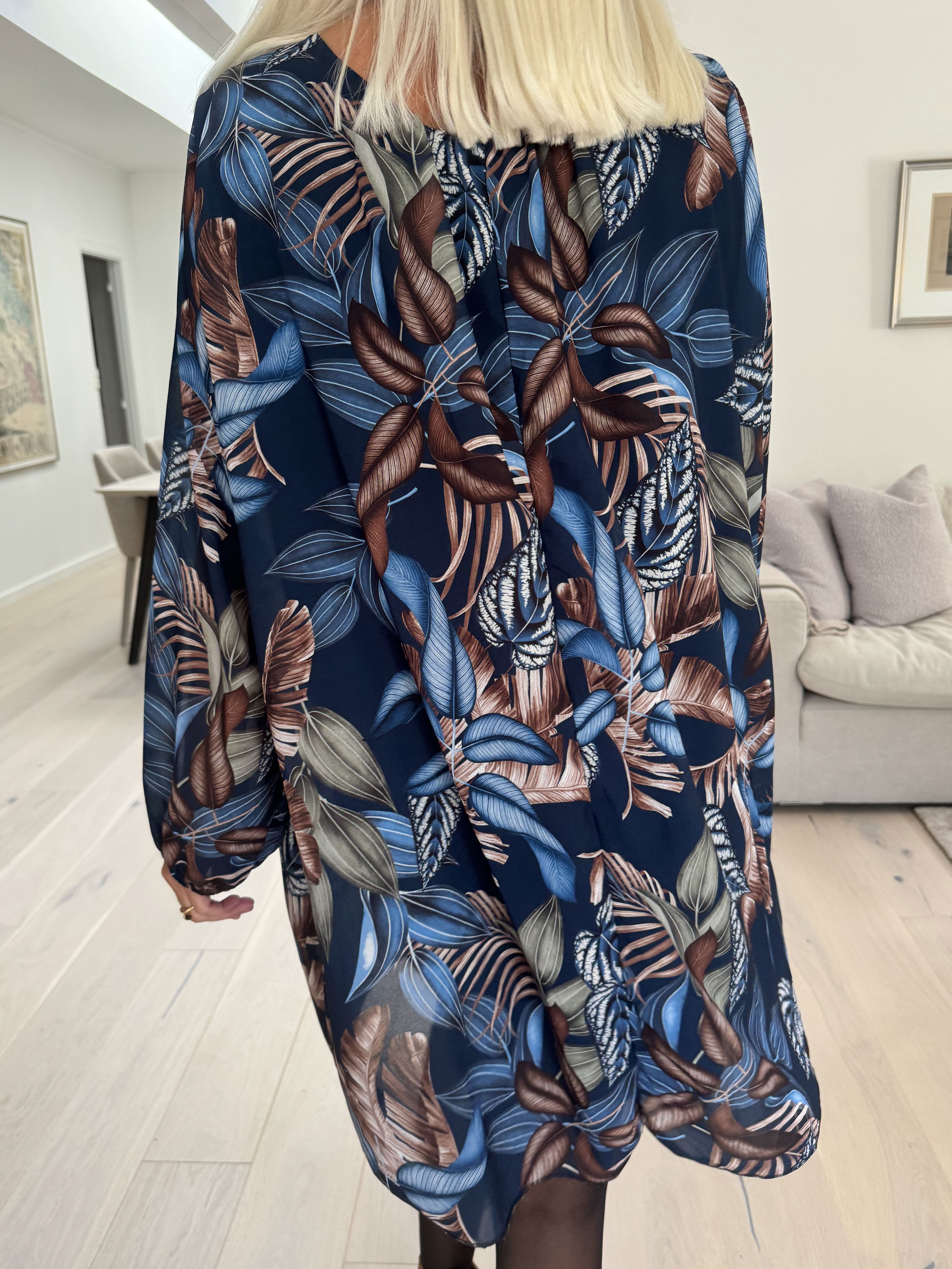 Lola - Söt tunikaklänning med bladmönster