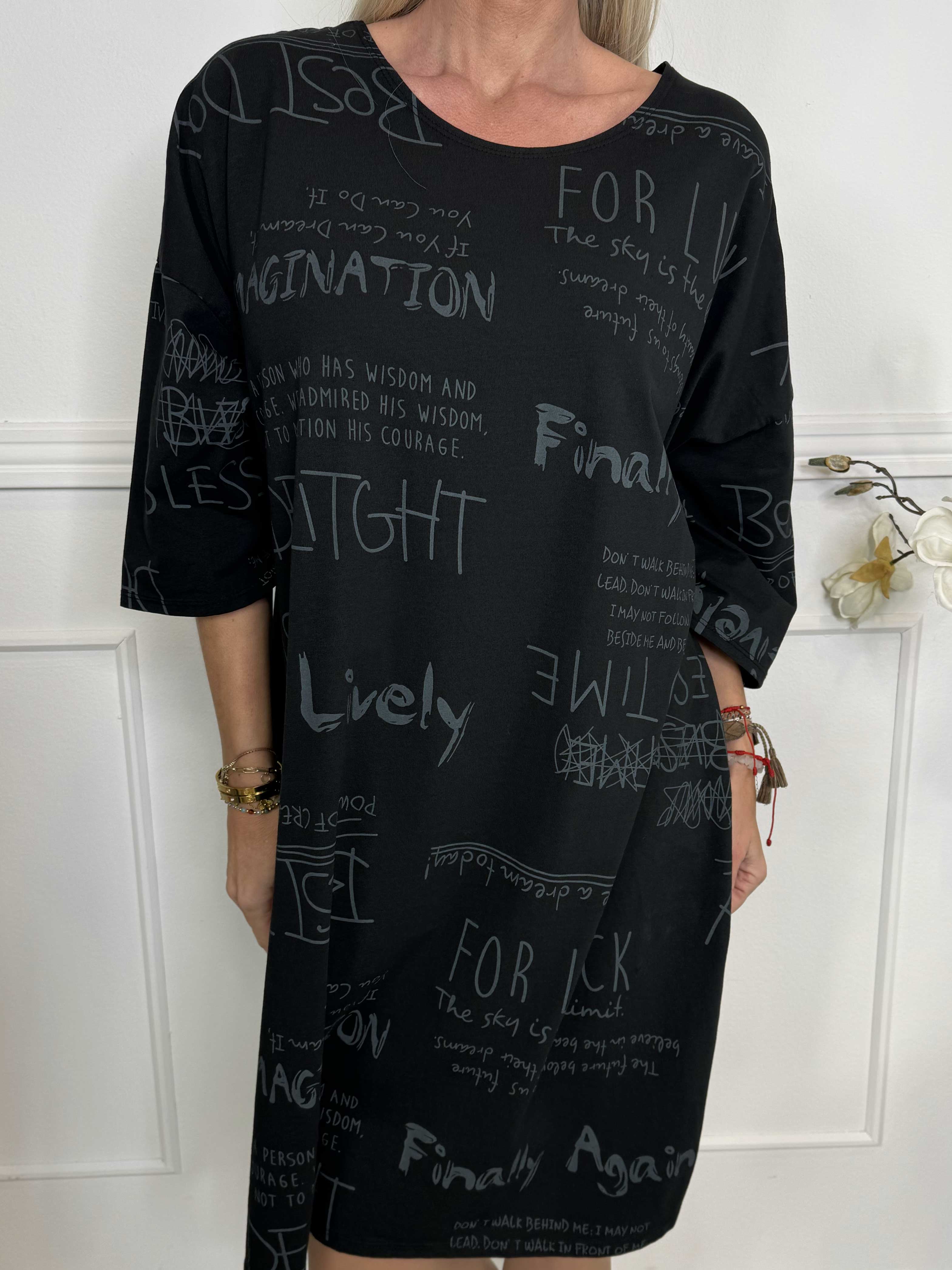 Lora - T-shirtklänning med text