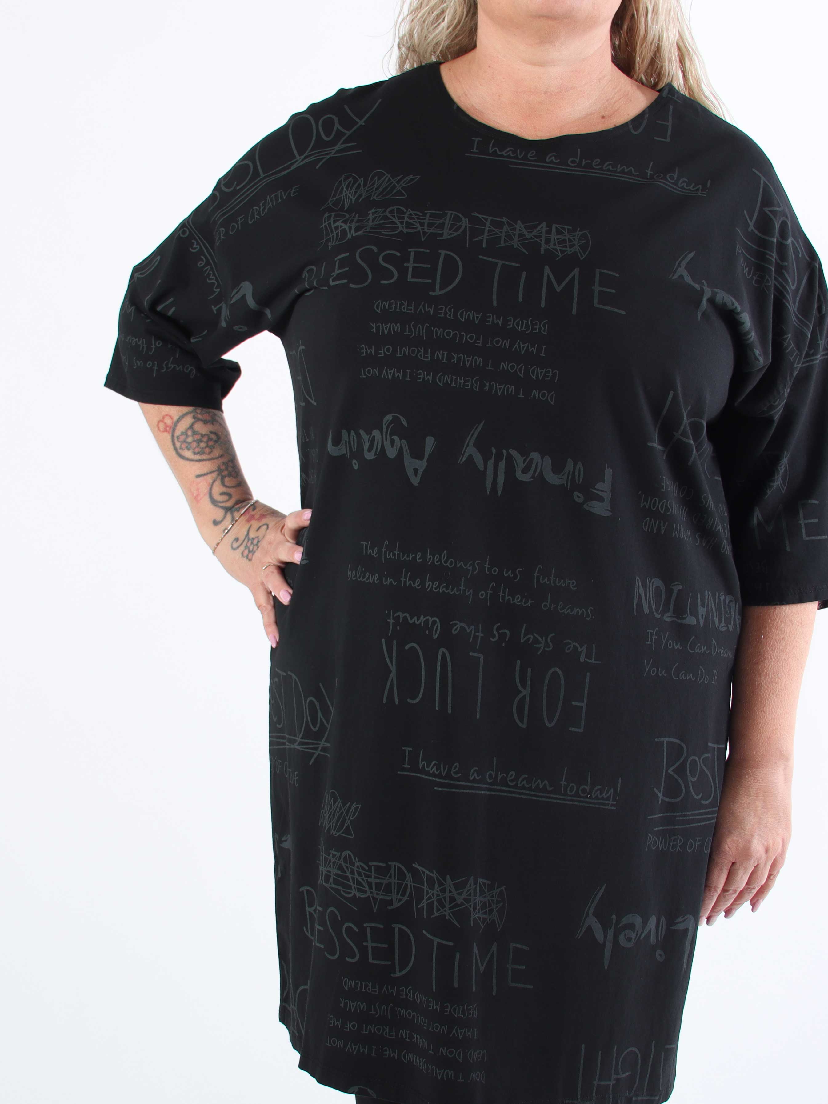 Lora - Plus size t-shirtklänning med text