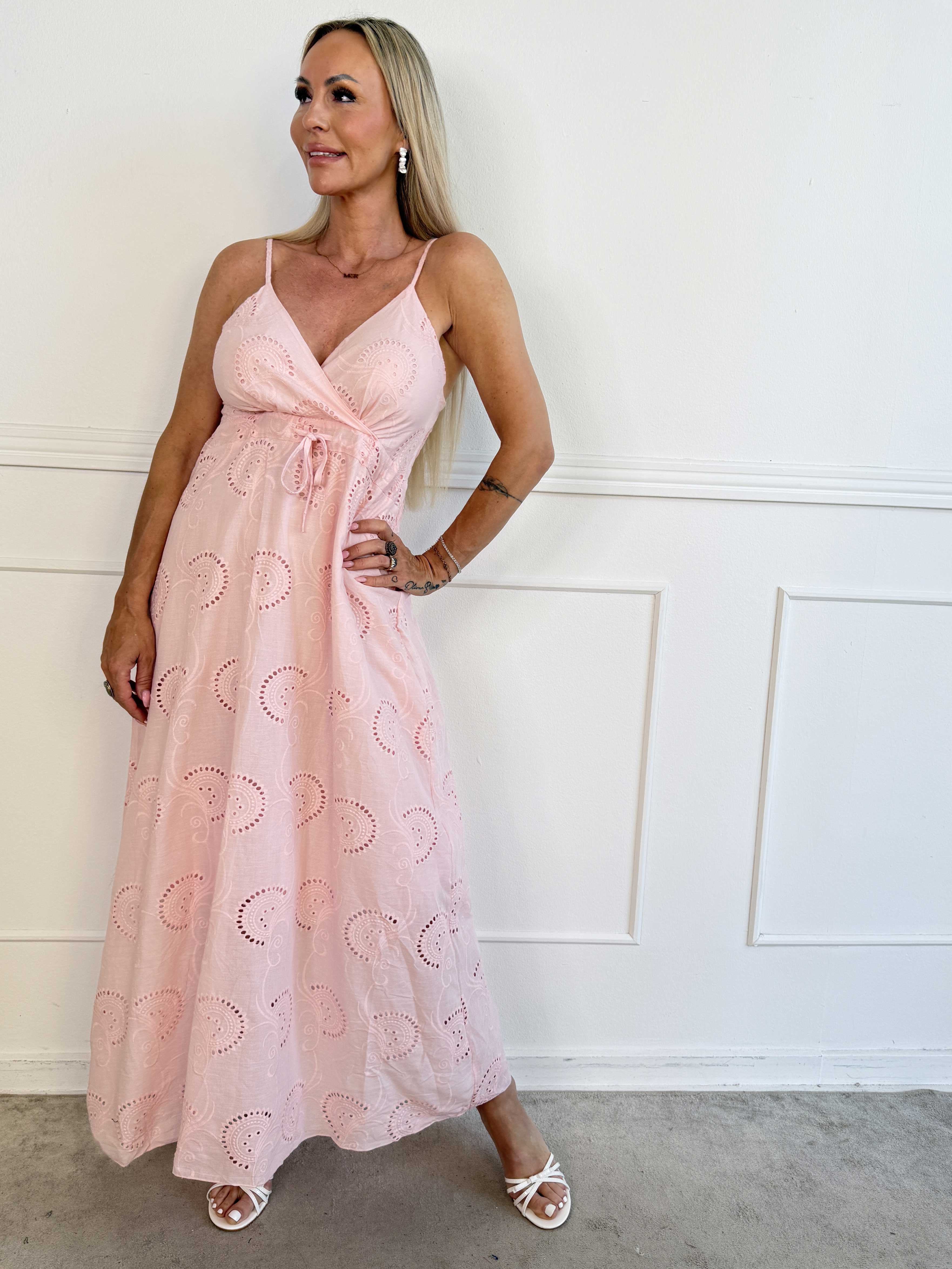 Lovisa - Lang feminin stropkjole med broderie anglaise og snøre under brystet