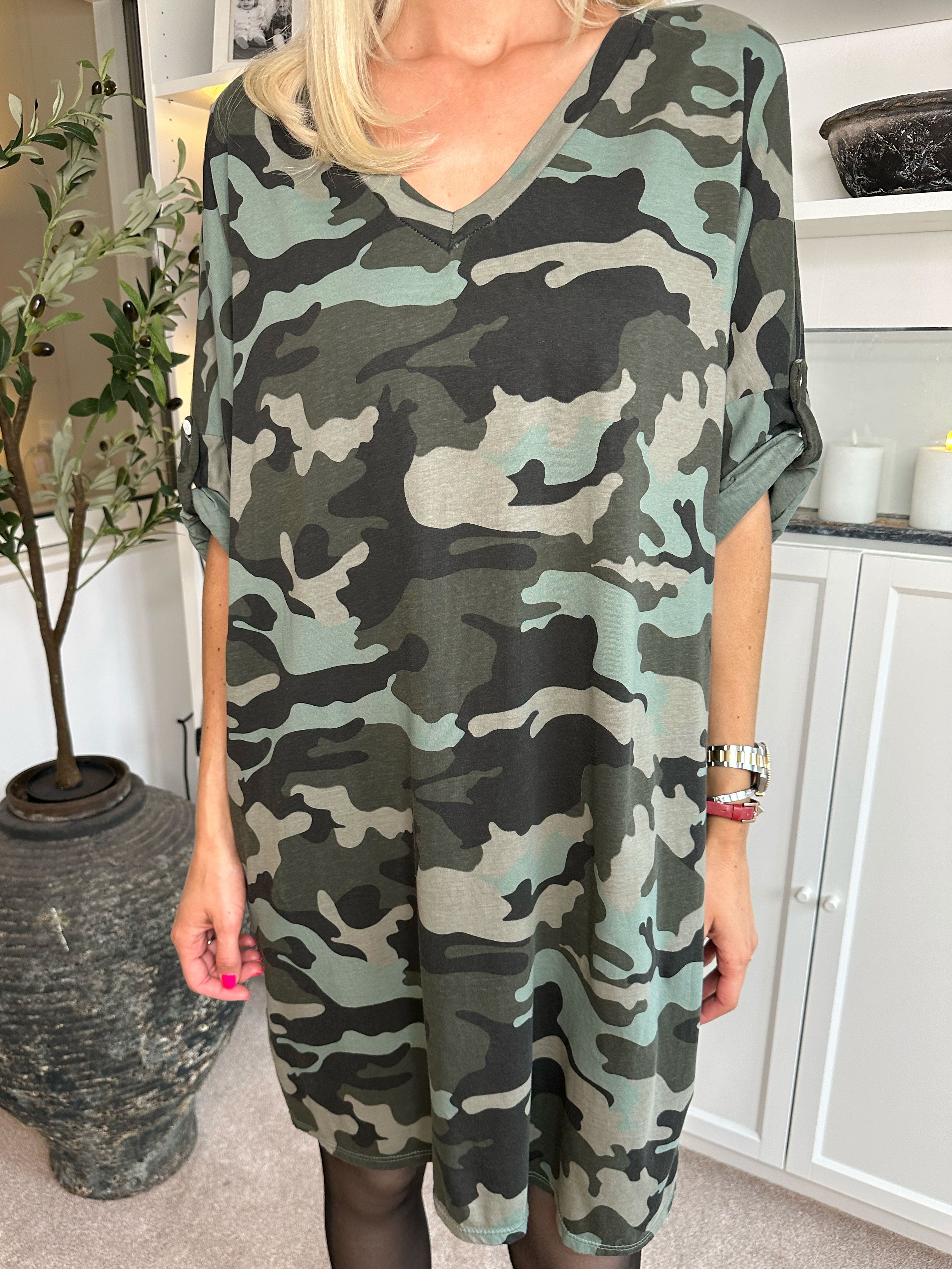 Juliana - Kamouflageklänning i bomull med v-ringning