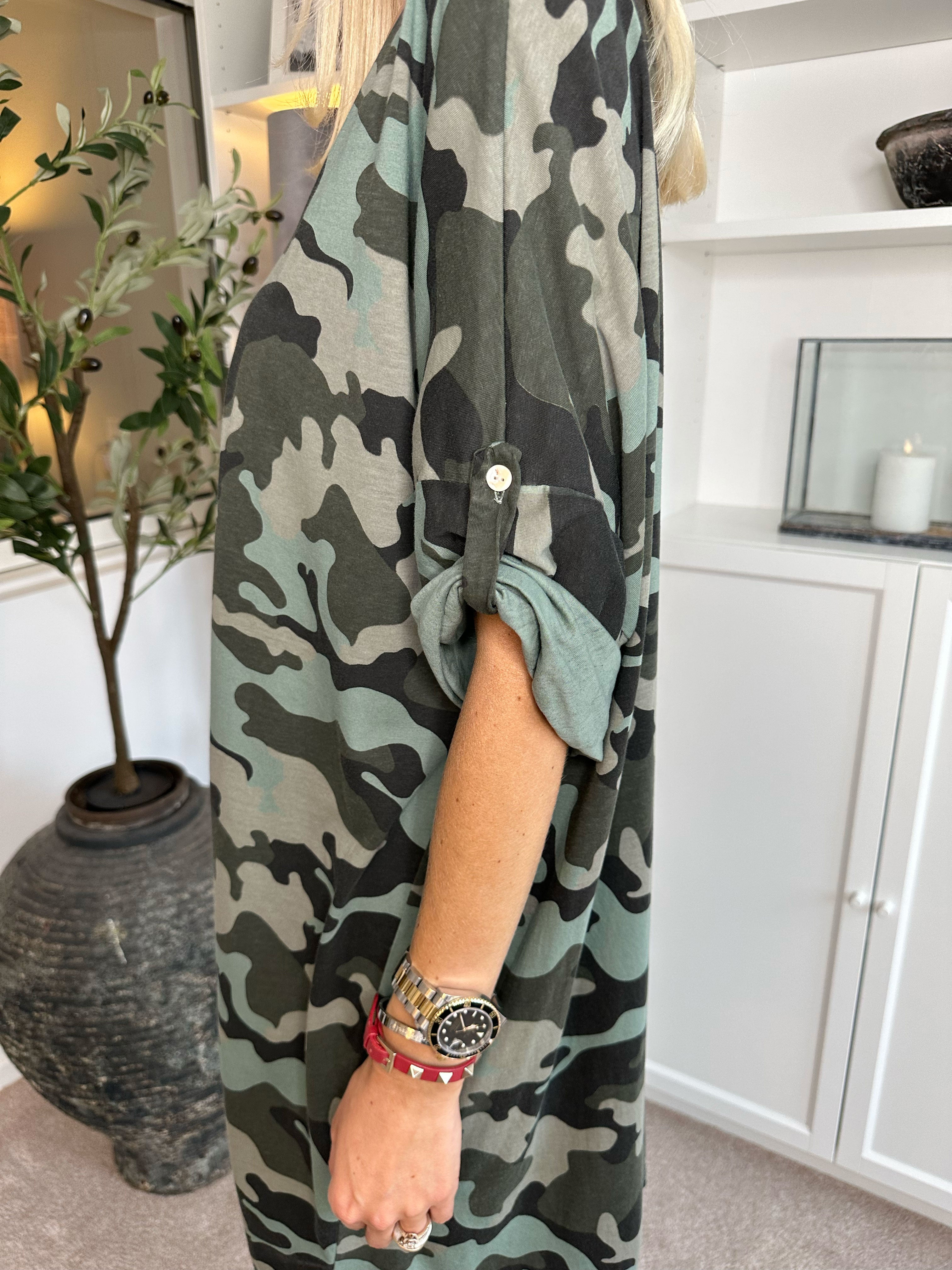 Juliana - Kamouflageklänning i bomull med v-ringning