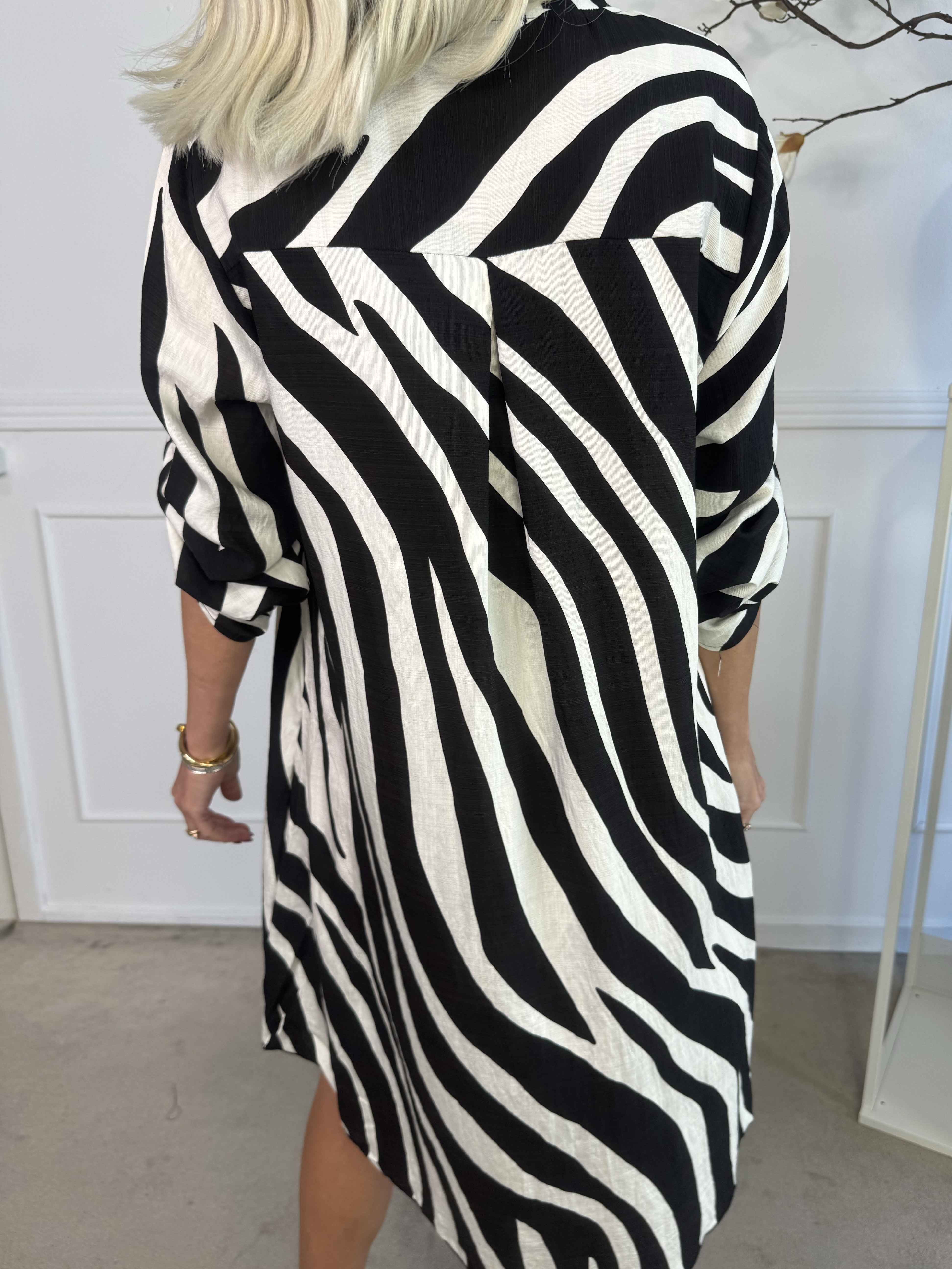 Luna - Randig tunikaklänning i viskos med knappar vid bröstet