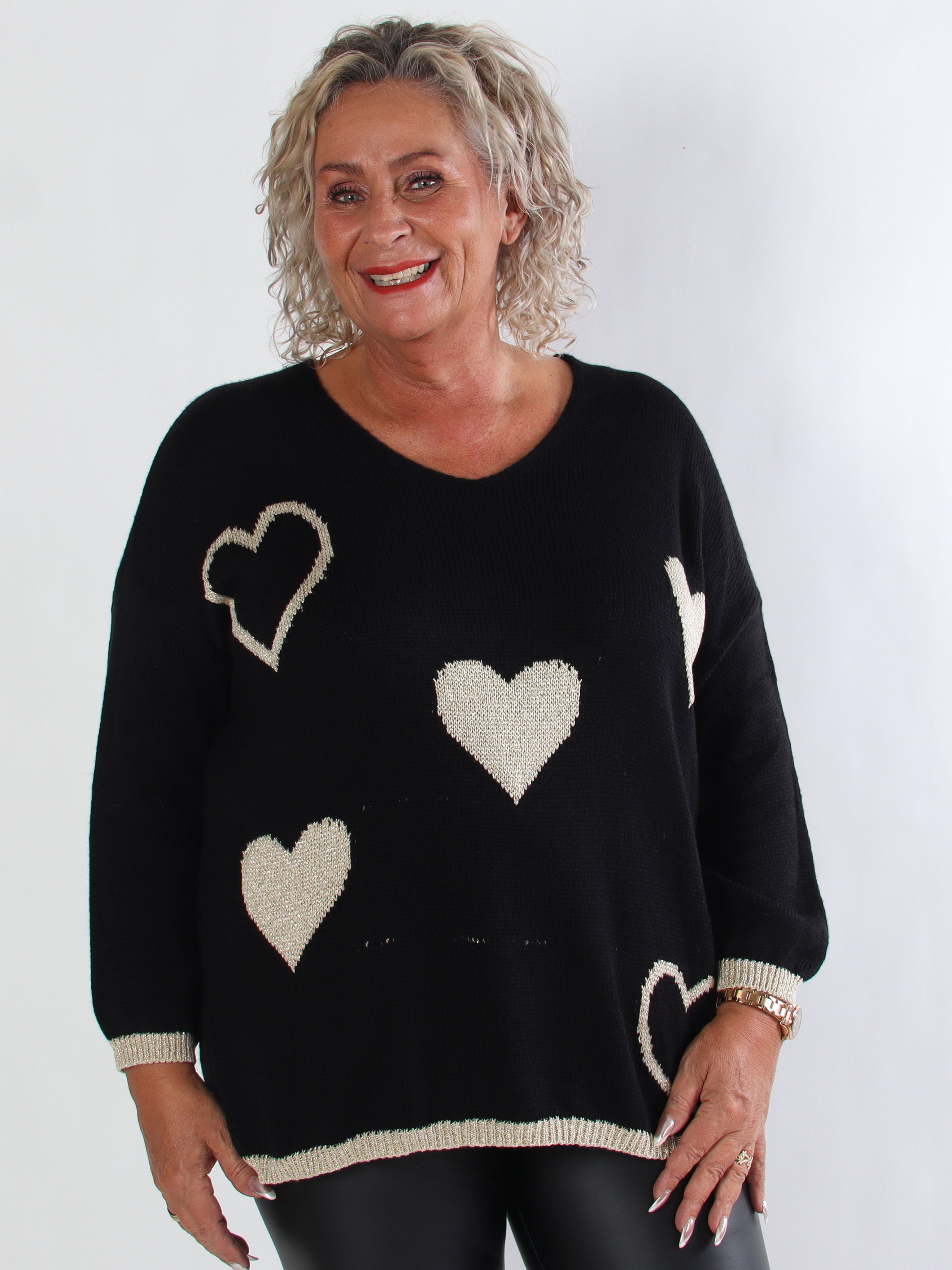 Lydia - Stickad plus size tröja med hjärtan i guldfärgad glittertråd