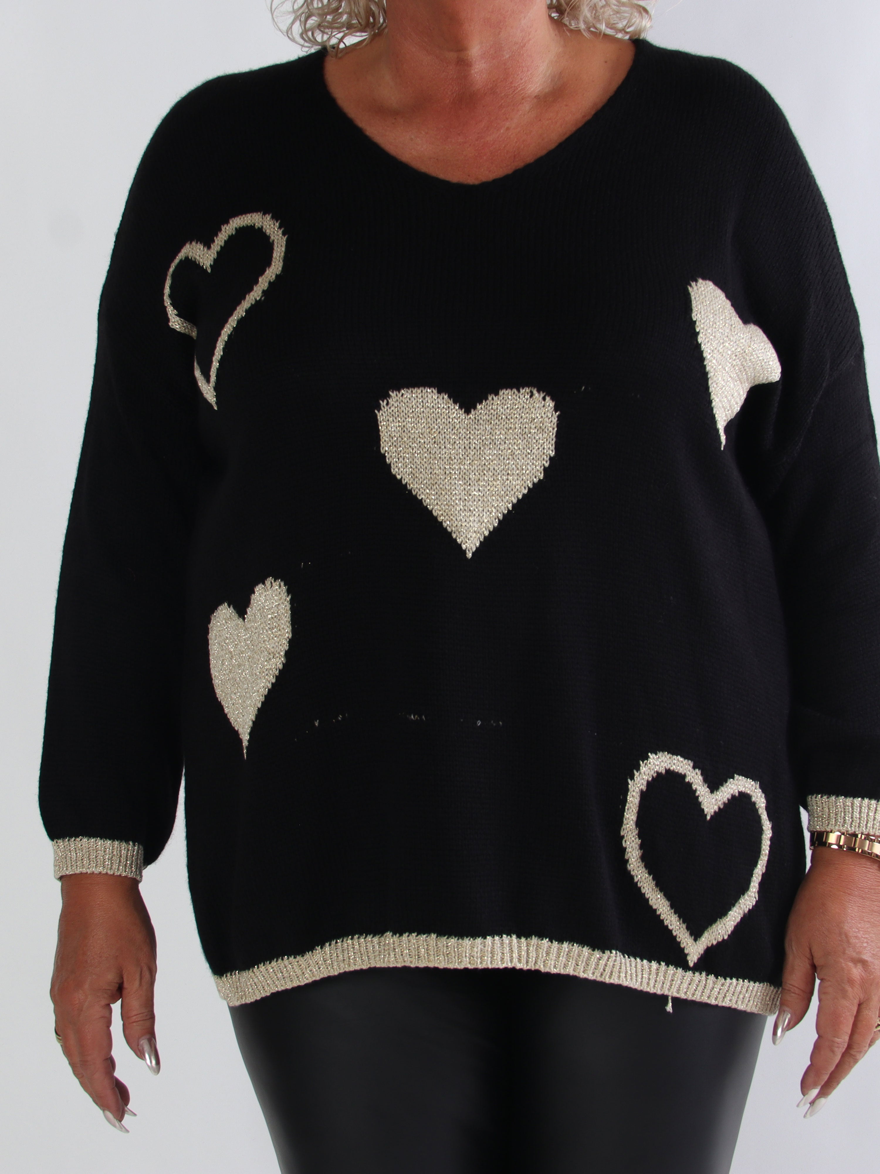 Lydia - Stickad plus size tröja med hjärtan i guldfärgad glittertråd