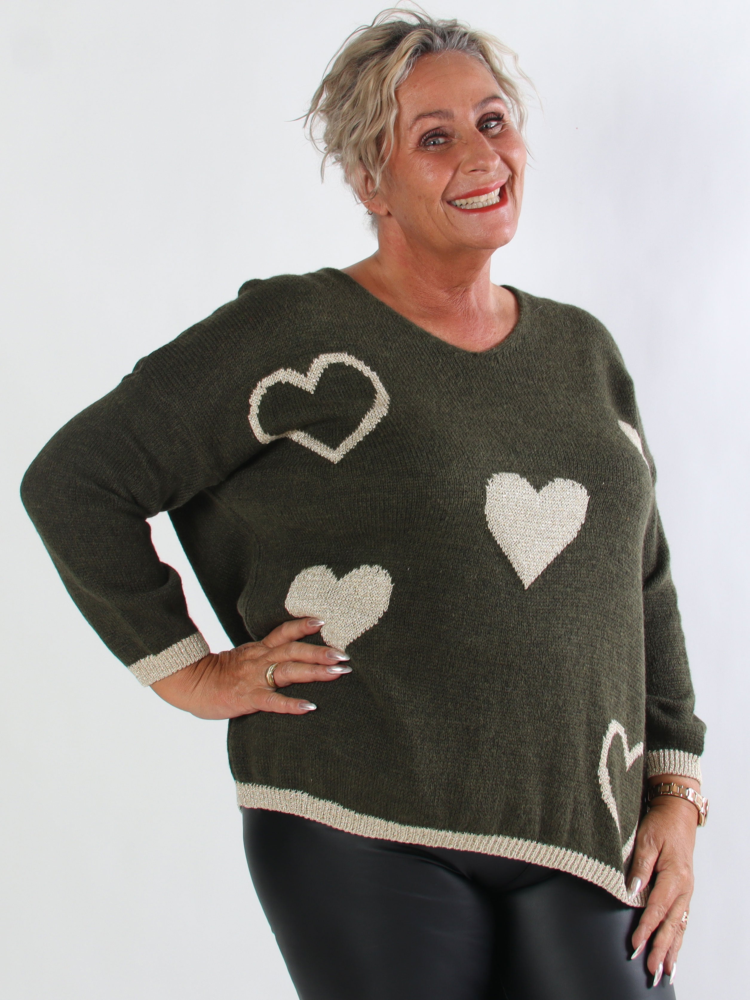 Lydia - Stickad plus size tröja med hjärtan i guldfärgad glittertråd