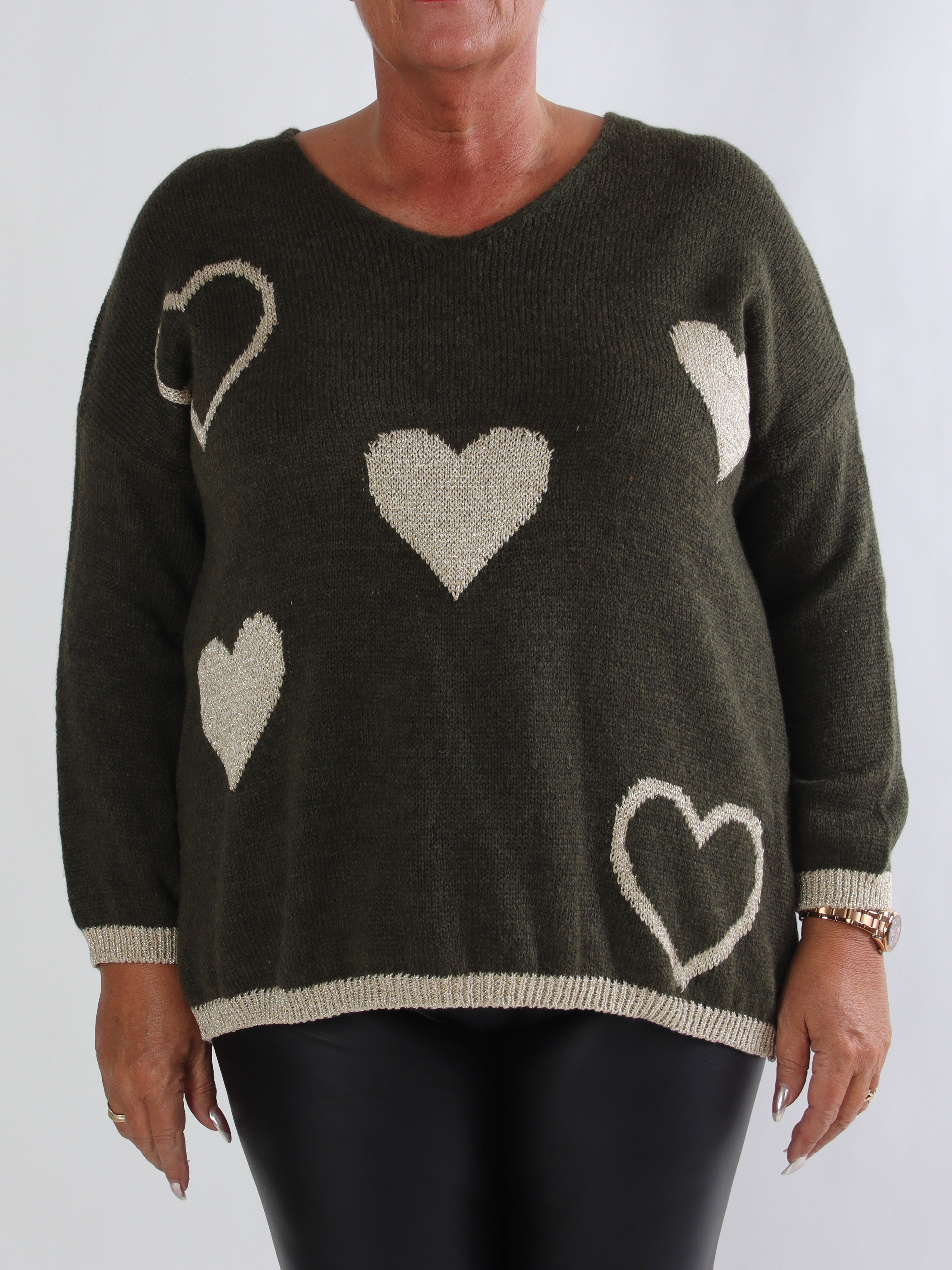 Lydia - Stickad plus size tröja med hjärtan i guldfärgad glittertråd