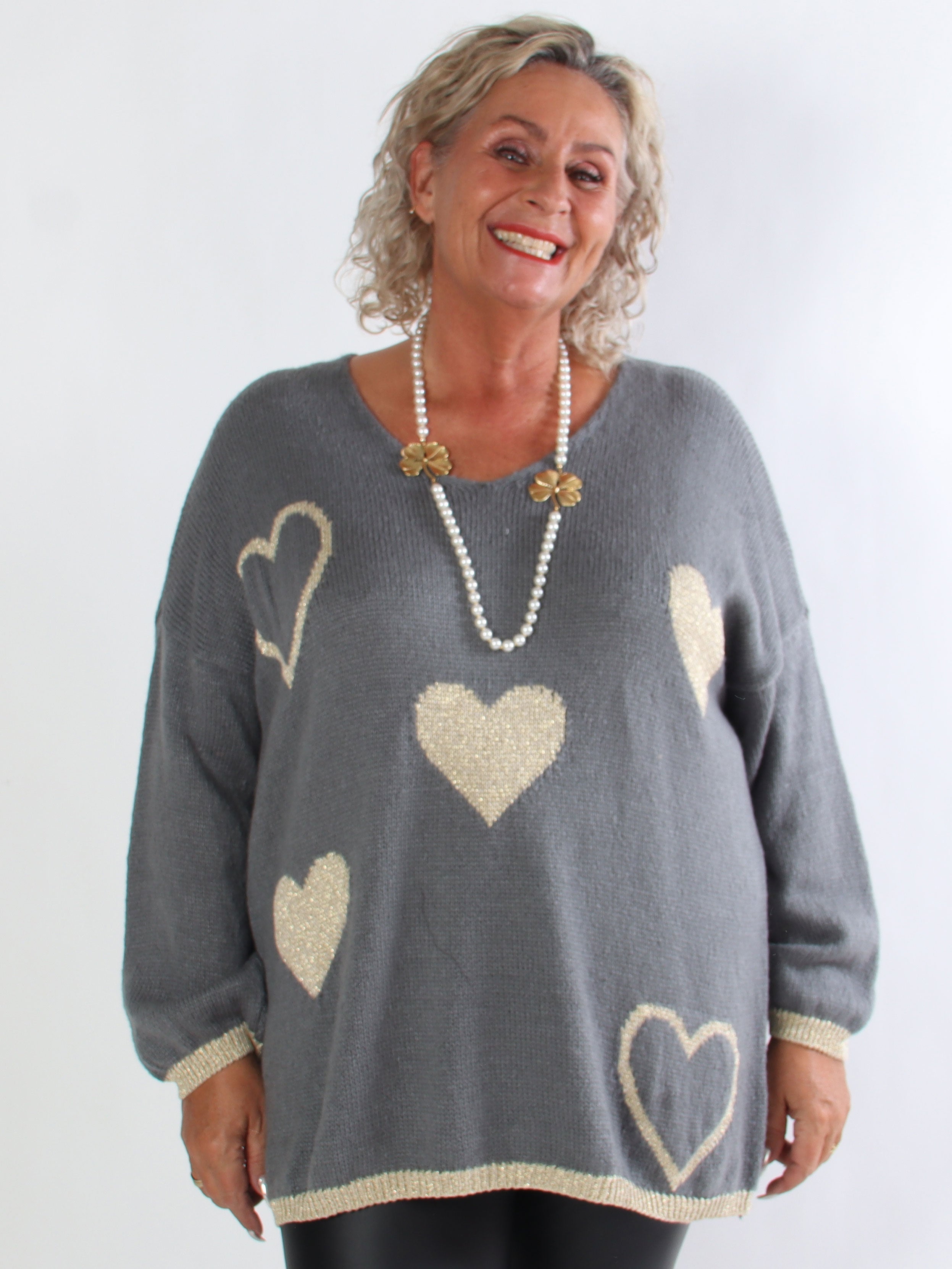 Lydia - Stickad plus size tröja med hjärtan i guldfärgad glittertråd