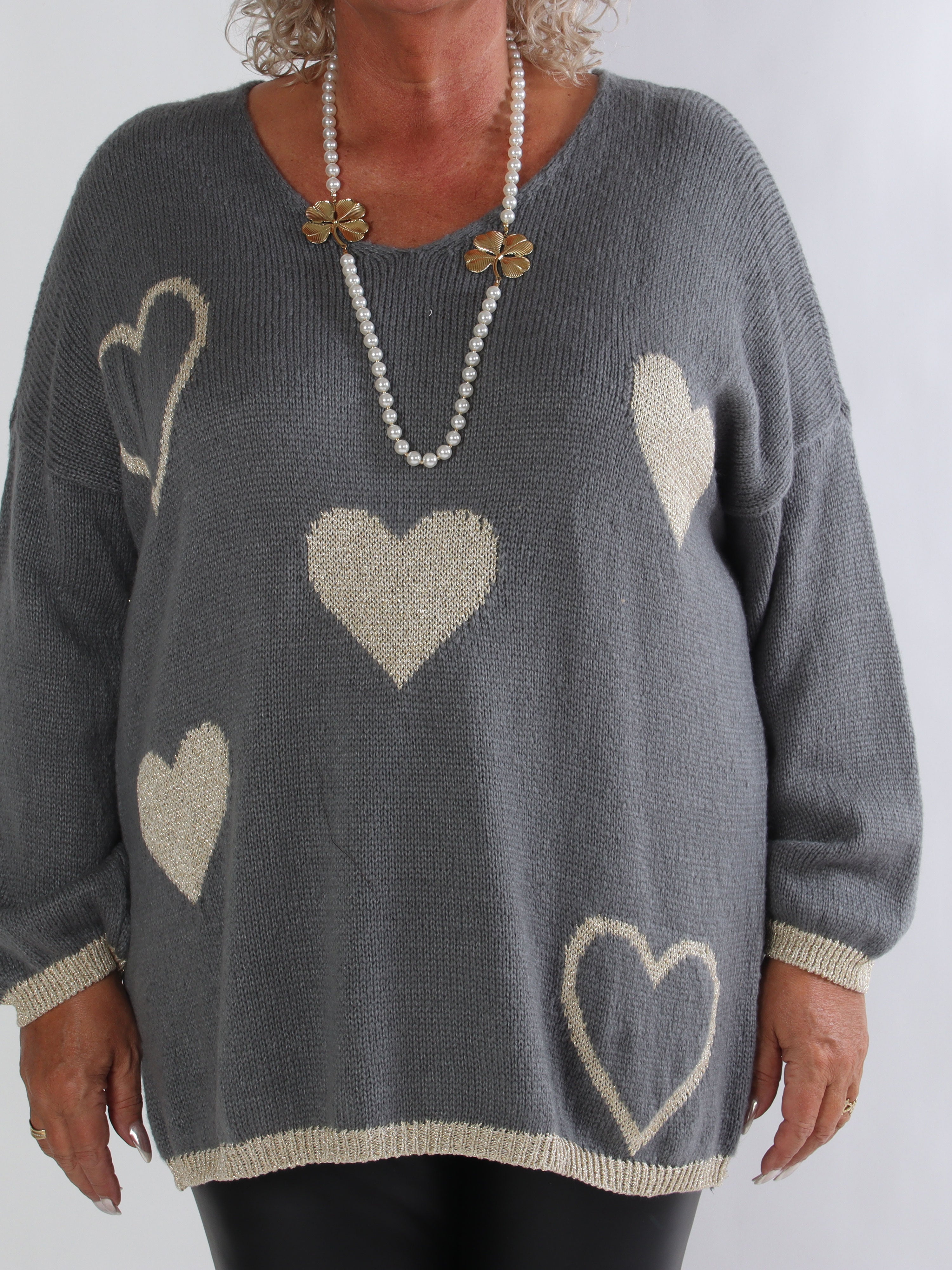 Lydia - Stickad plus size tröja med hjärtan i guldfärgad glittertråd