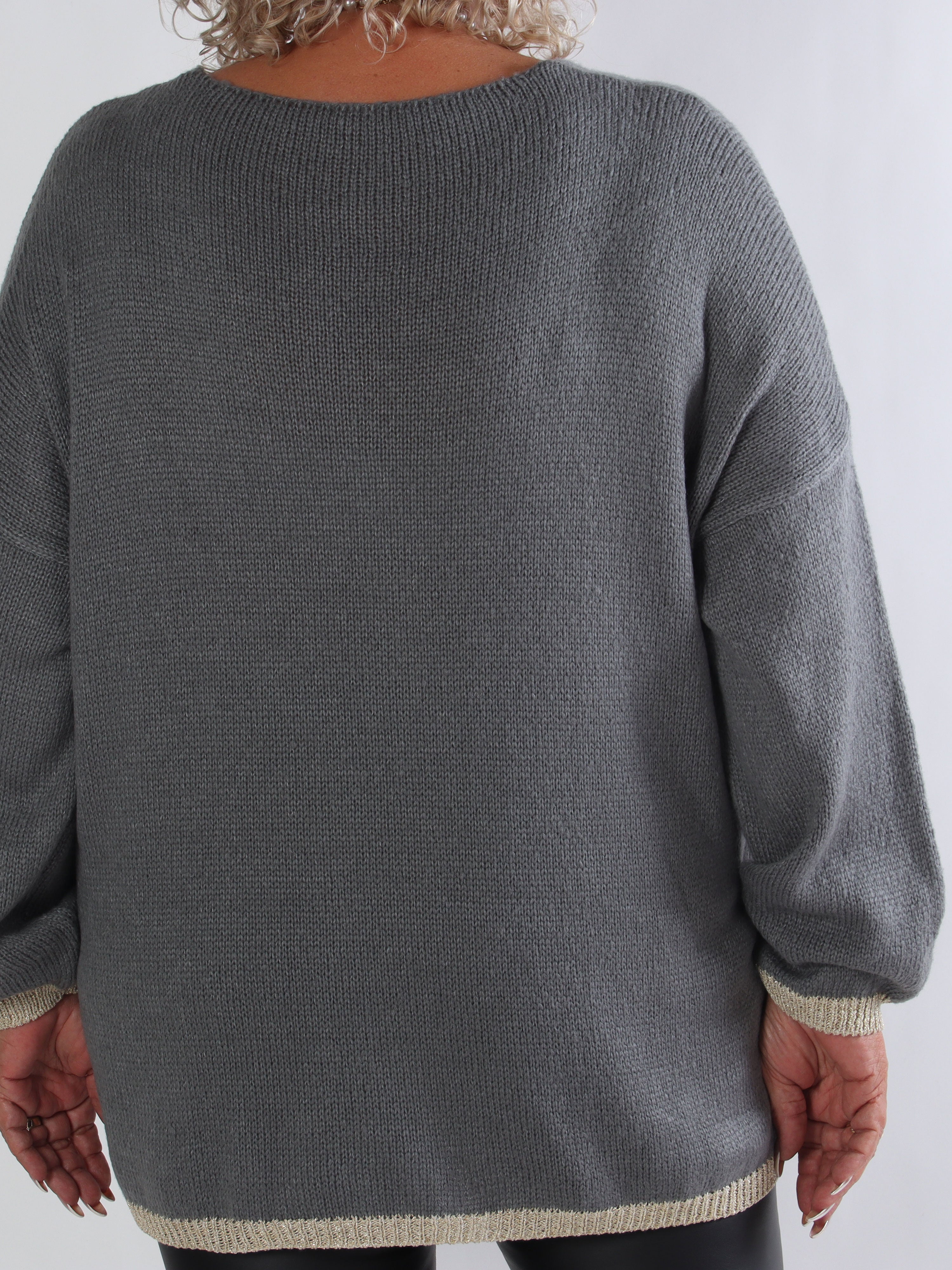 Lydia - Stickad plus size tröja med hjärtan i guldfärgad glittertråd