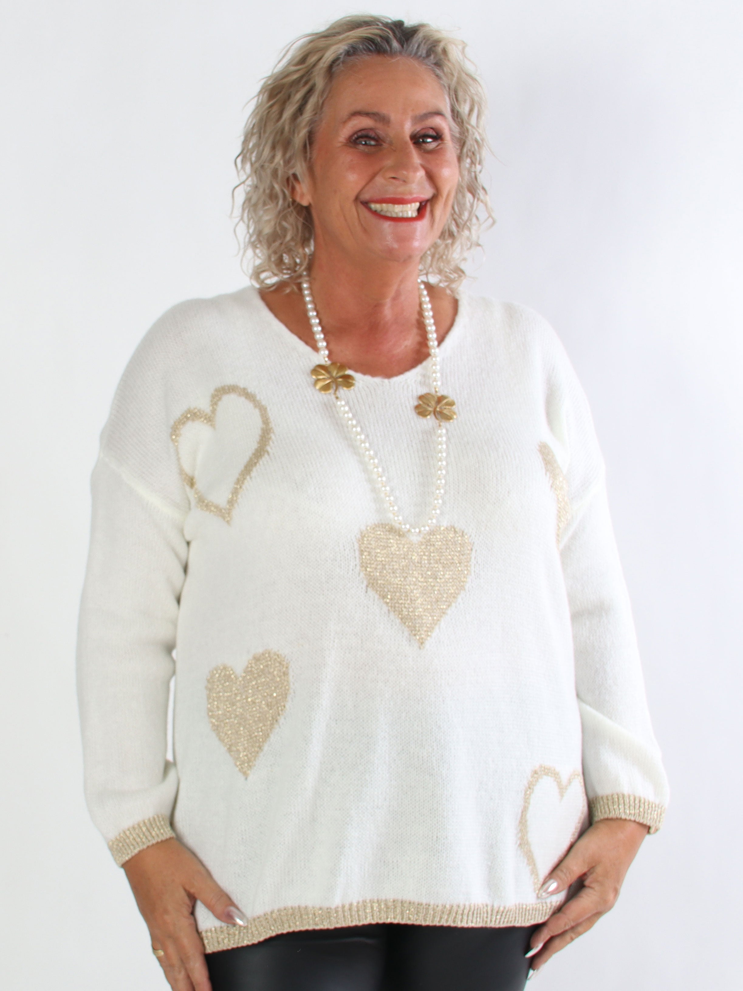 Lydia - Stickad plus size tröja med hjärtan i guldfärgad glittertråd