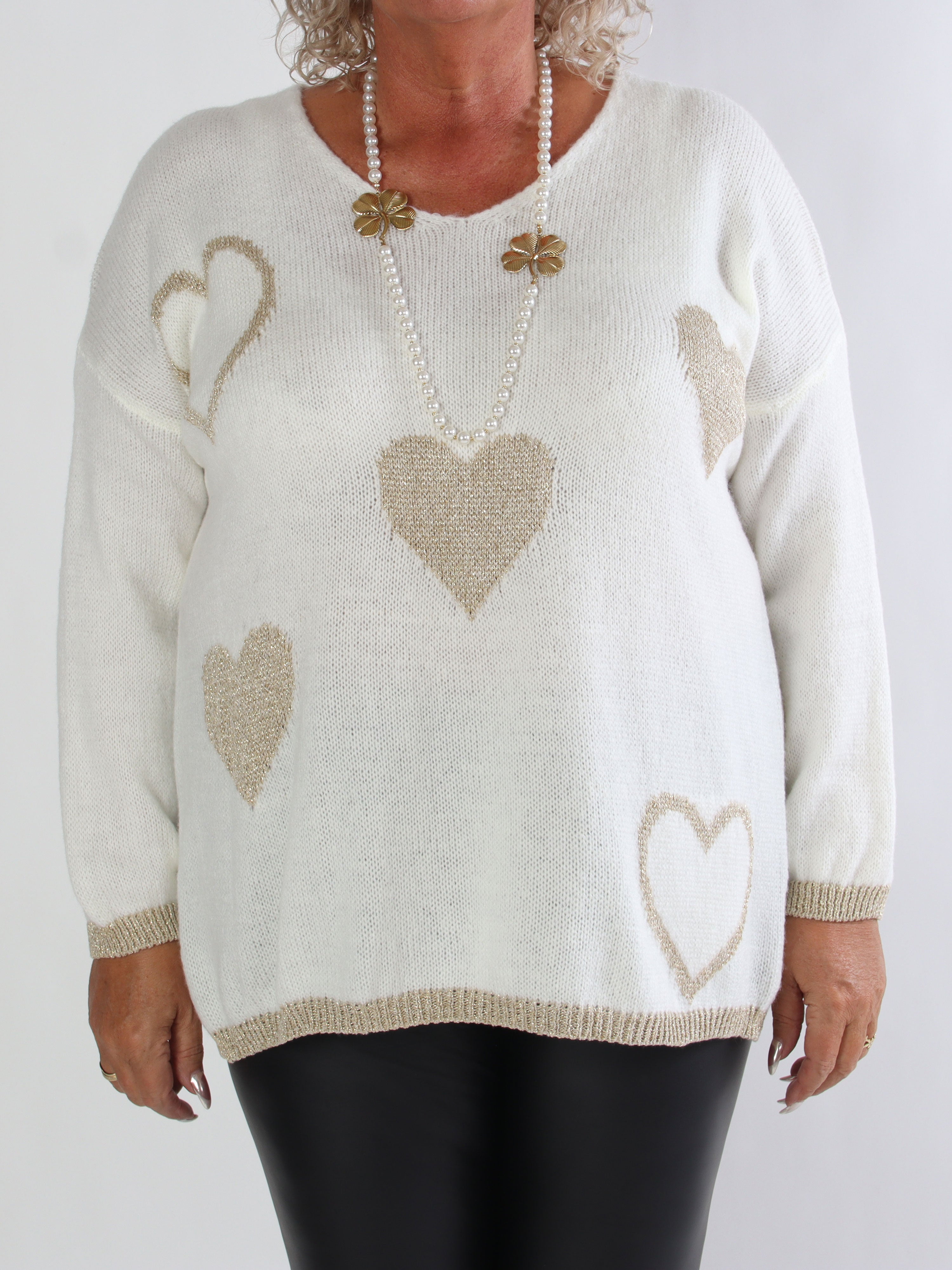 Lydia - Stickad plus size tröja med hjärtan i guldfärgad glittertråd