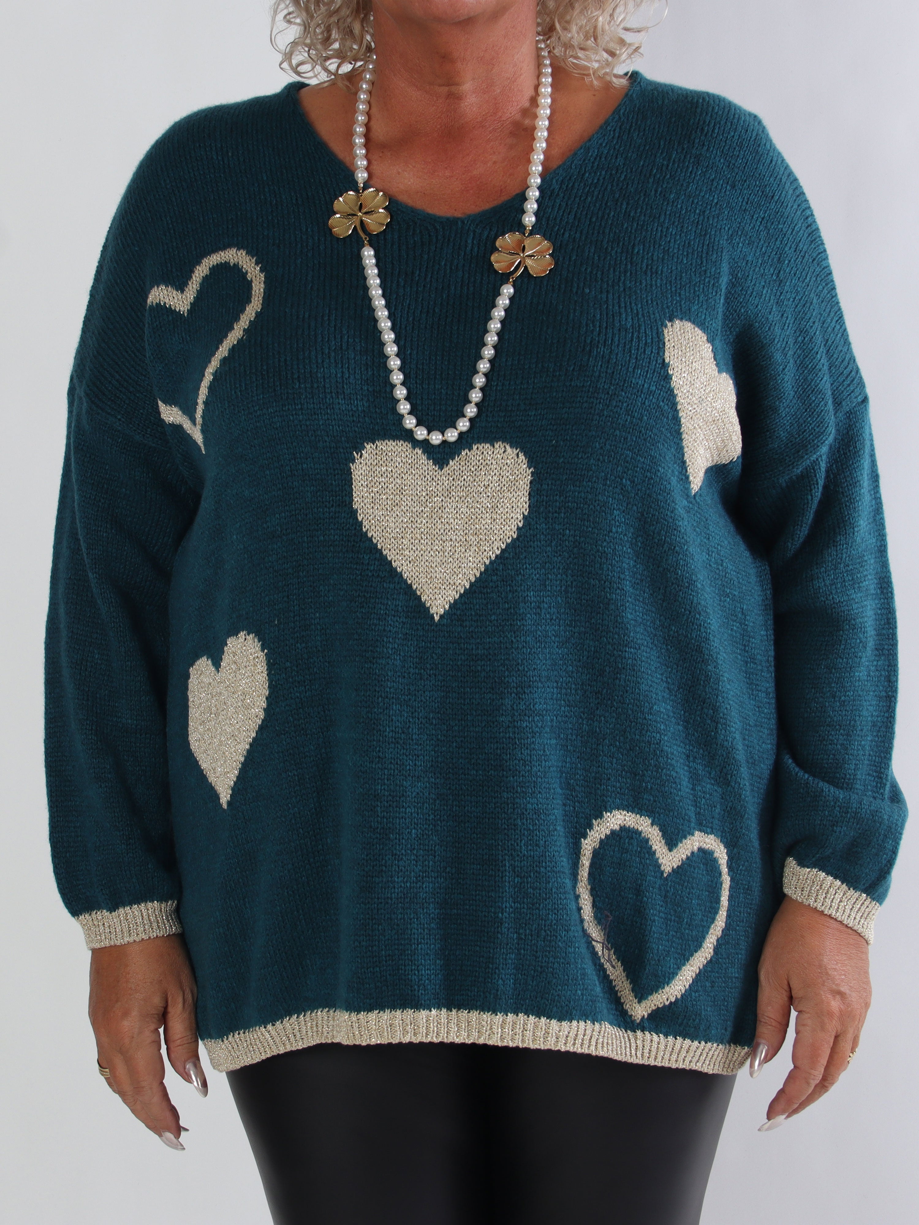 Lydia - Stickad plus size tröja med hjärtan i guldfärgad glittertråd