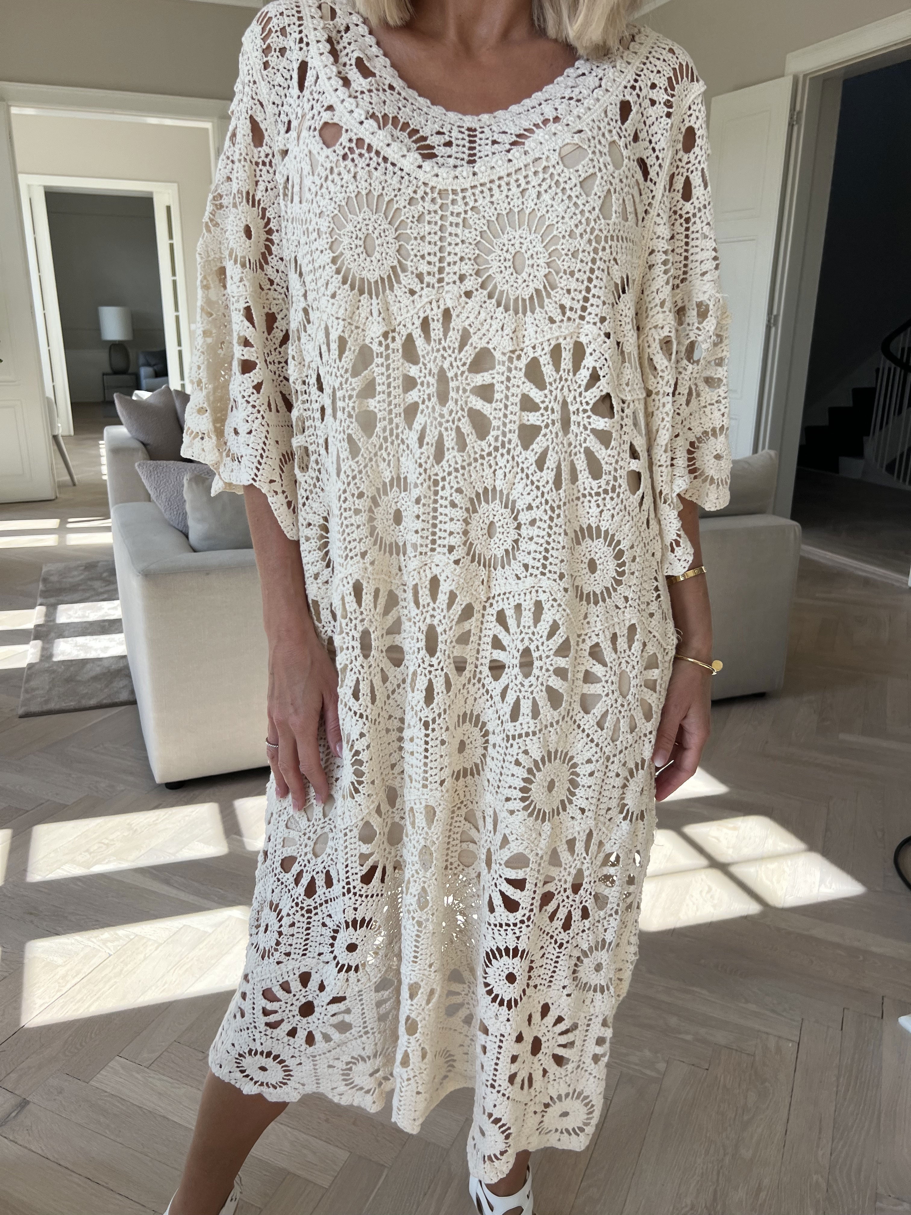 Mabel - Söt virkad klänning i bomull