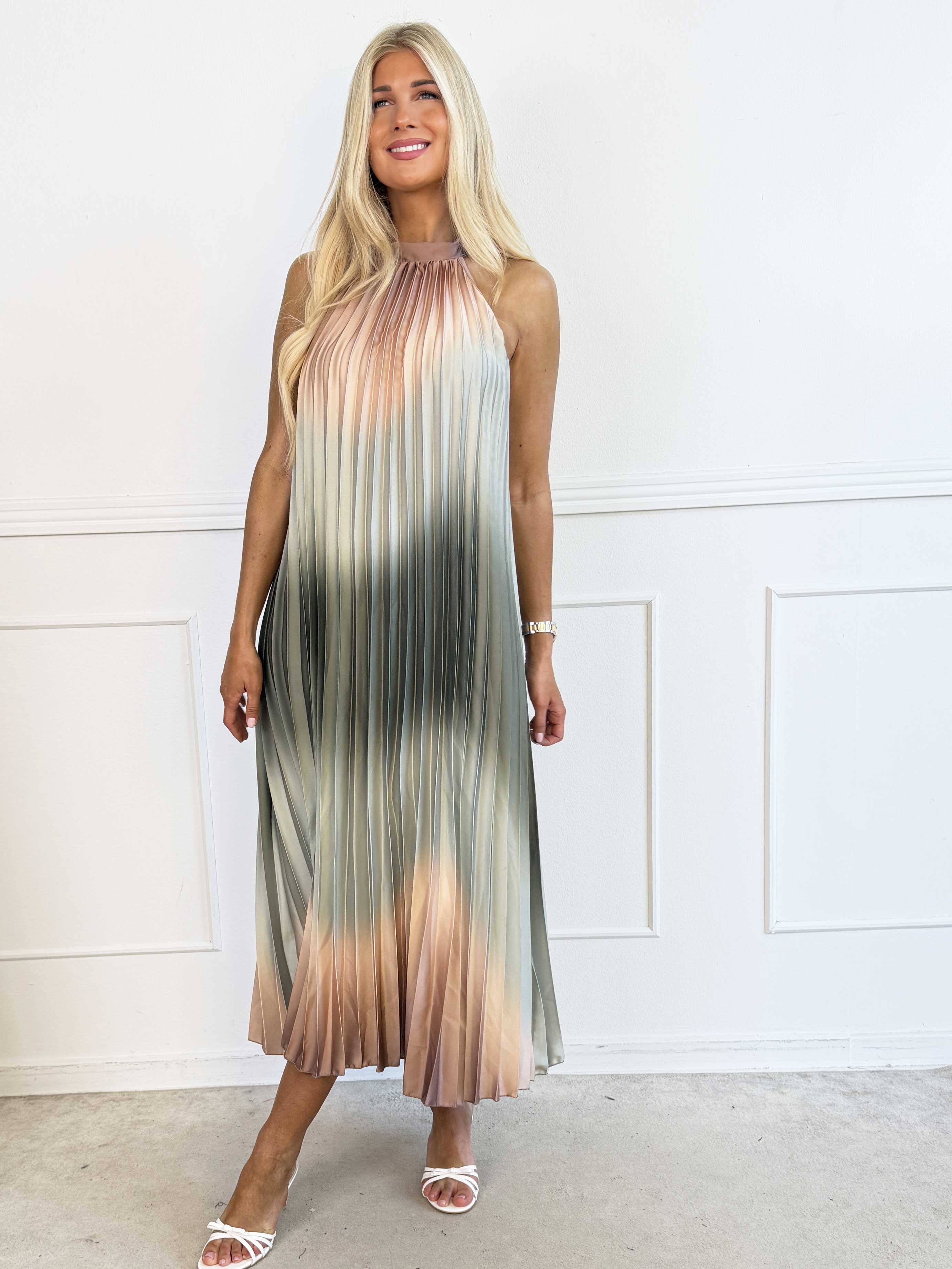 Madison Batik - Lang plus size plisseret kjole med batikmønster og en fin sløjfedetalje