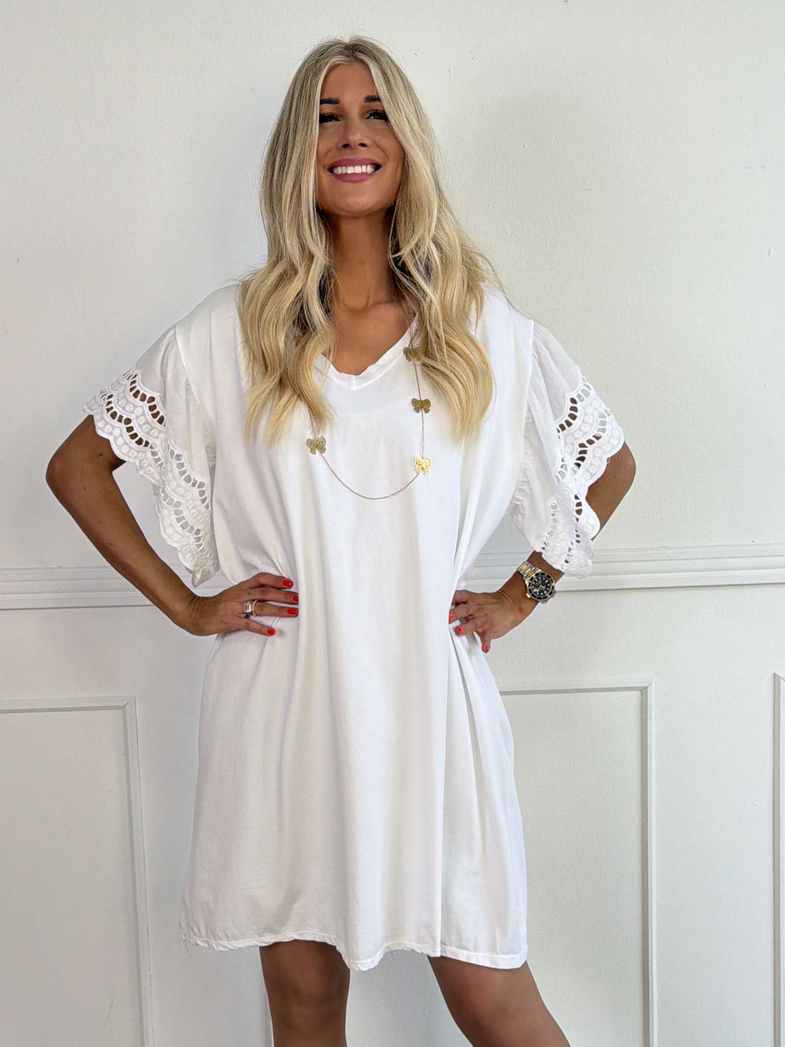 Magnolia - T-shirtkjole i blød bomuld med fine ærmer i broderet hulmønster