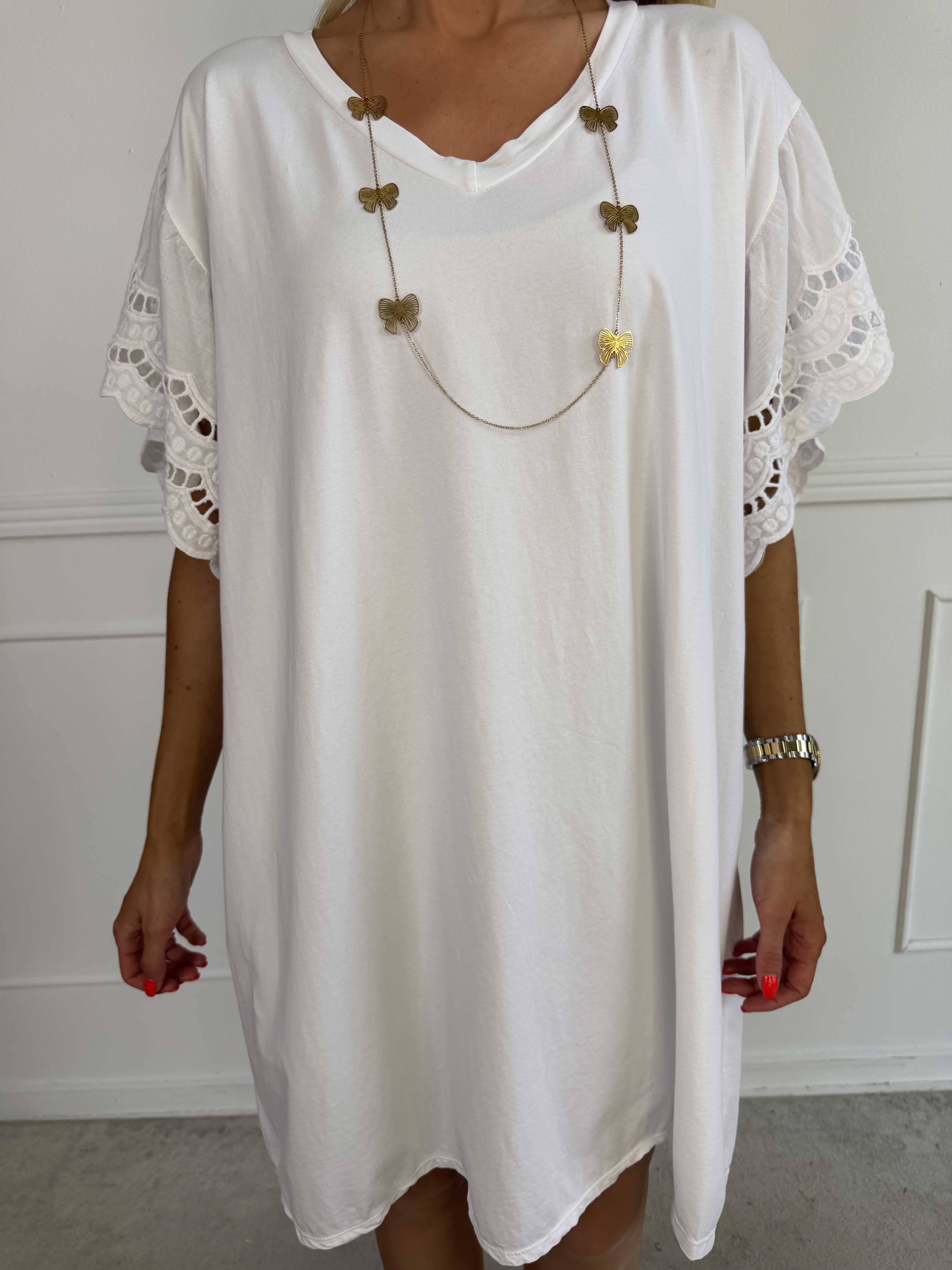 Magnolia - T-shirtkjole i blød bomuld med fine ærmer i broderet hulmønster