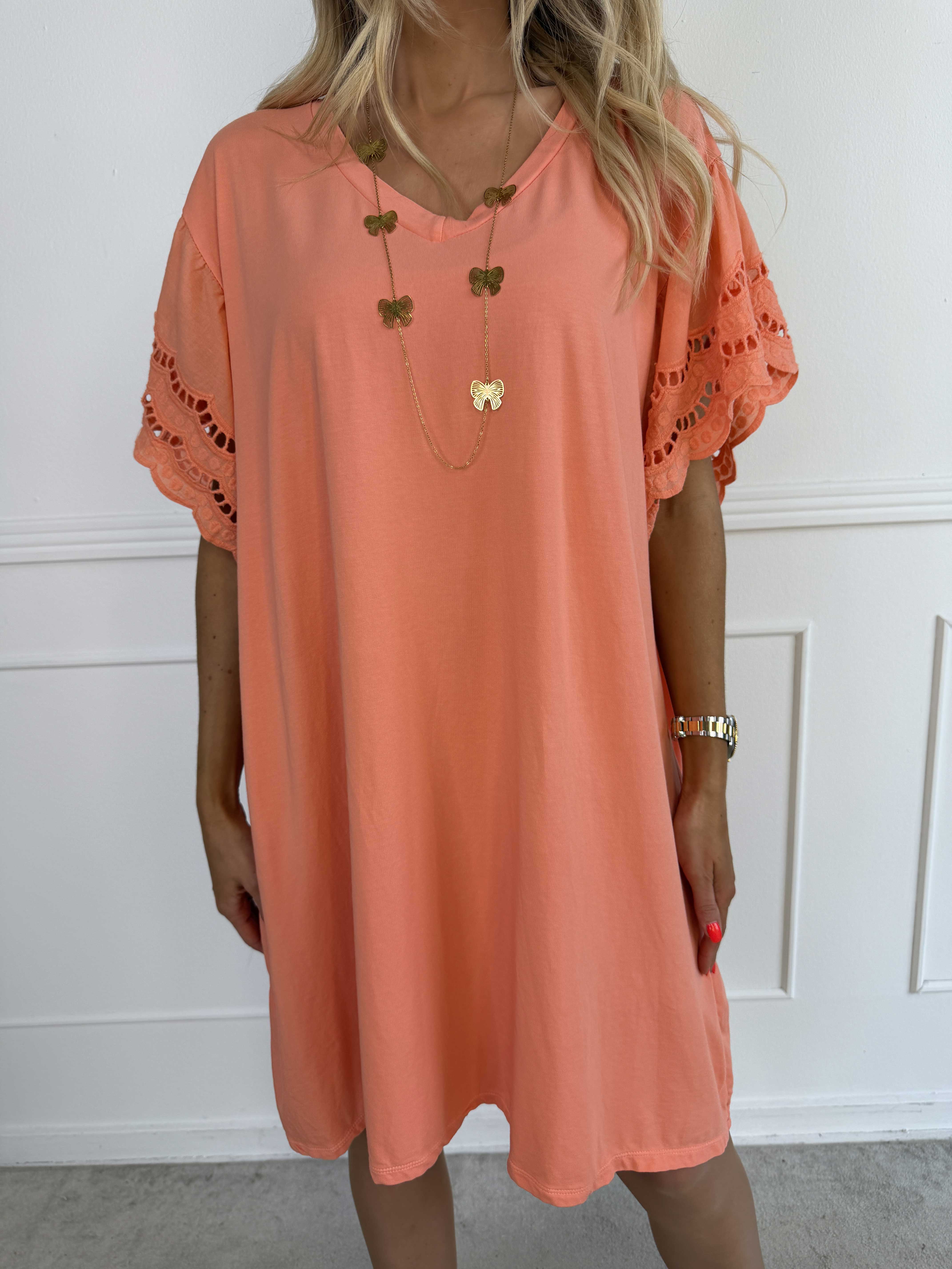 Magnolia - T-shirtkjole i blød bomuld med fine ærmer i broderet hulmønster