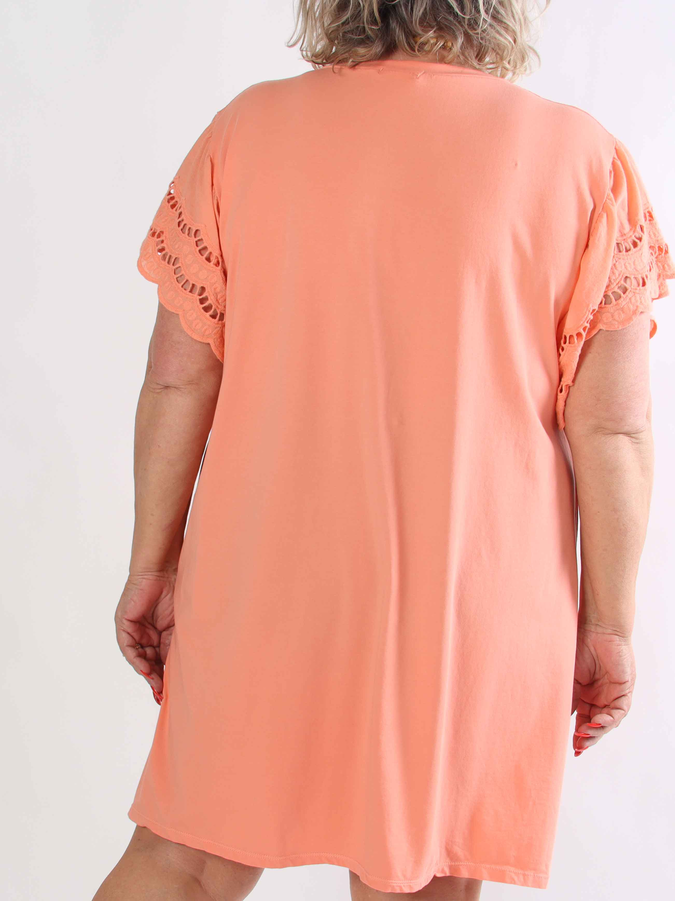 Magnolia - Plus size t-shirtkjole i blød bomuld med fine ærmer i broderet hulmønster