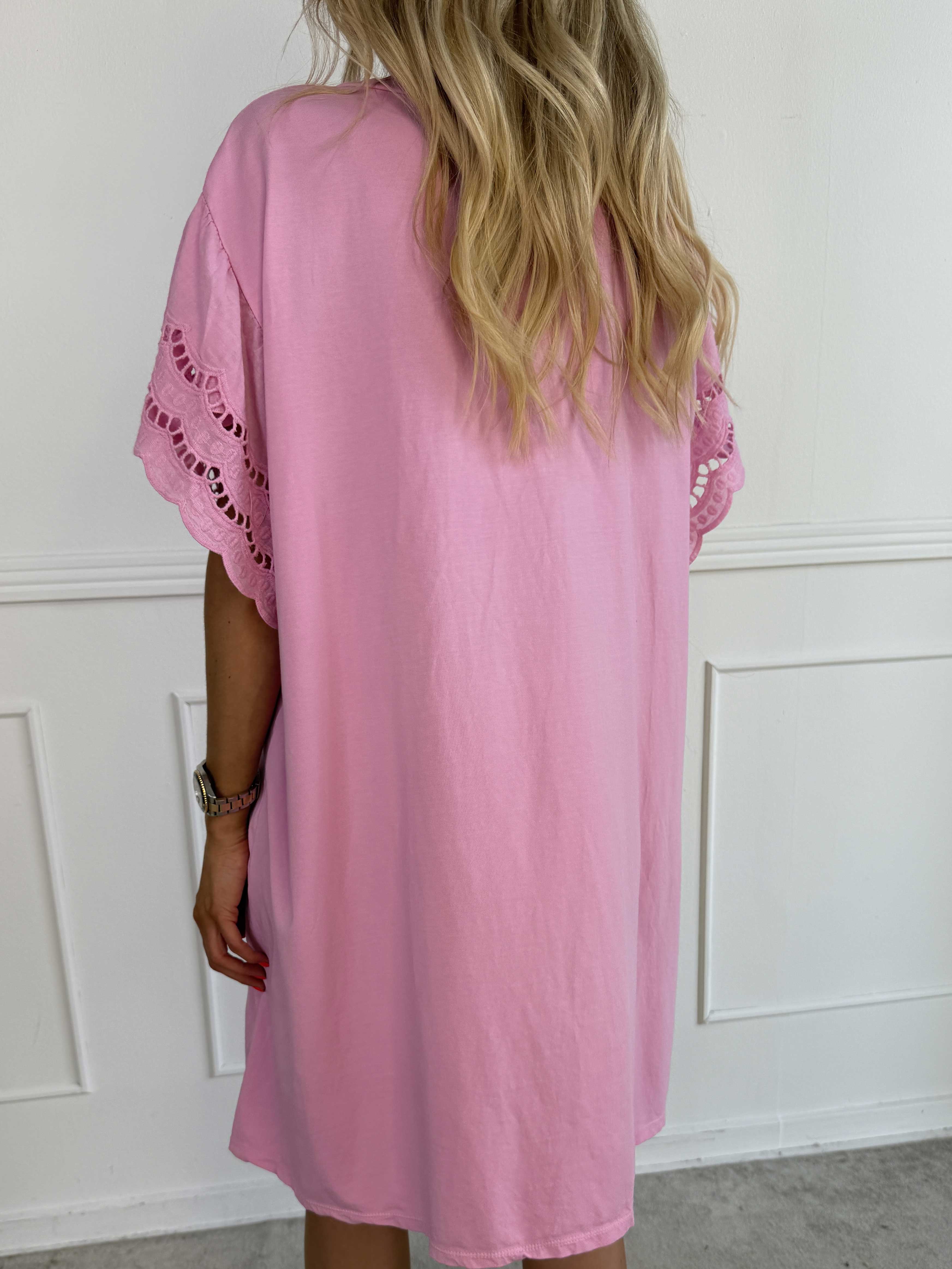 Magnolia - T-shirtkjole i blød bomuld med fine ærmer i broderet hulmønster