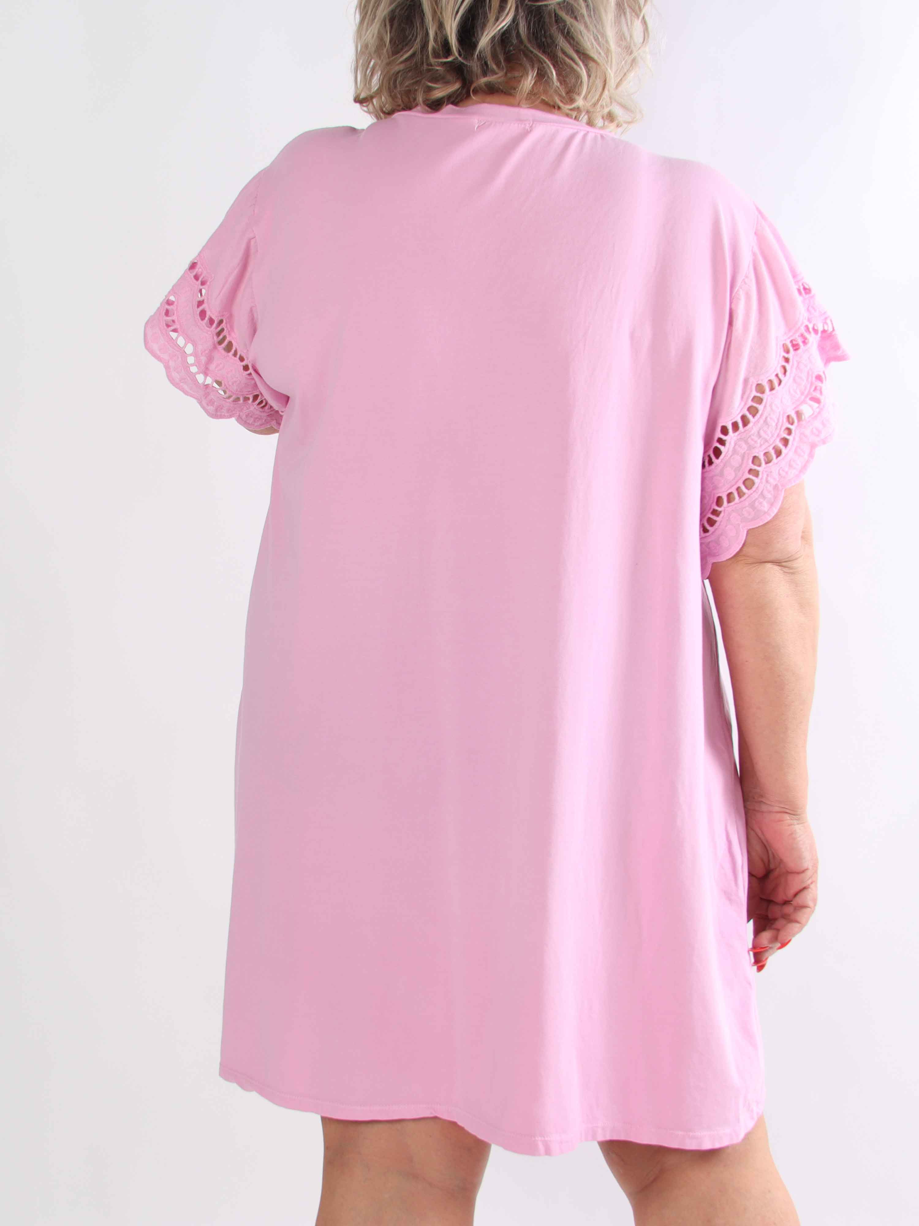 Magnolia - Plus size t-shirtkjole i blød bomuld med fine ærmer i broderet hulmønster