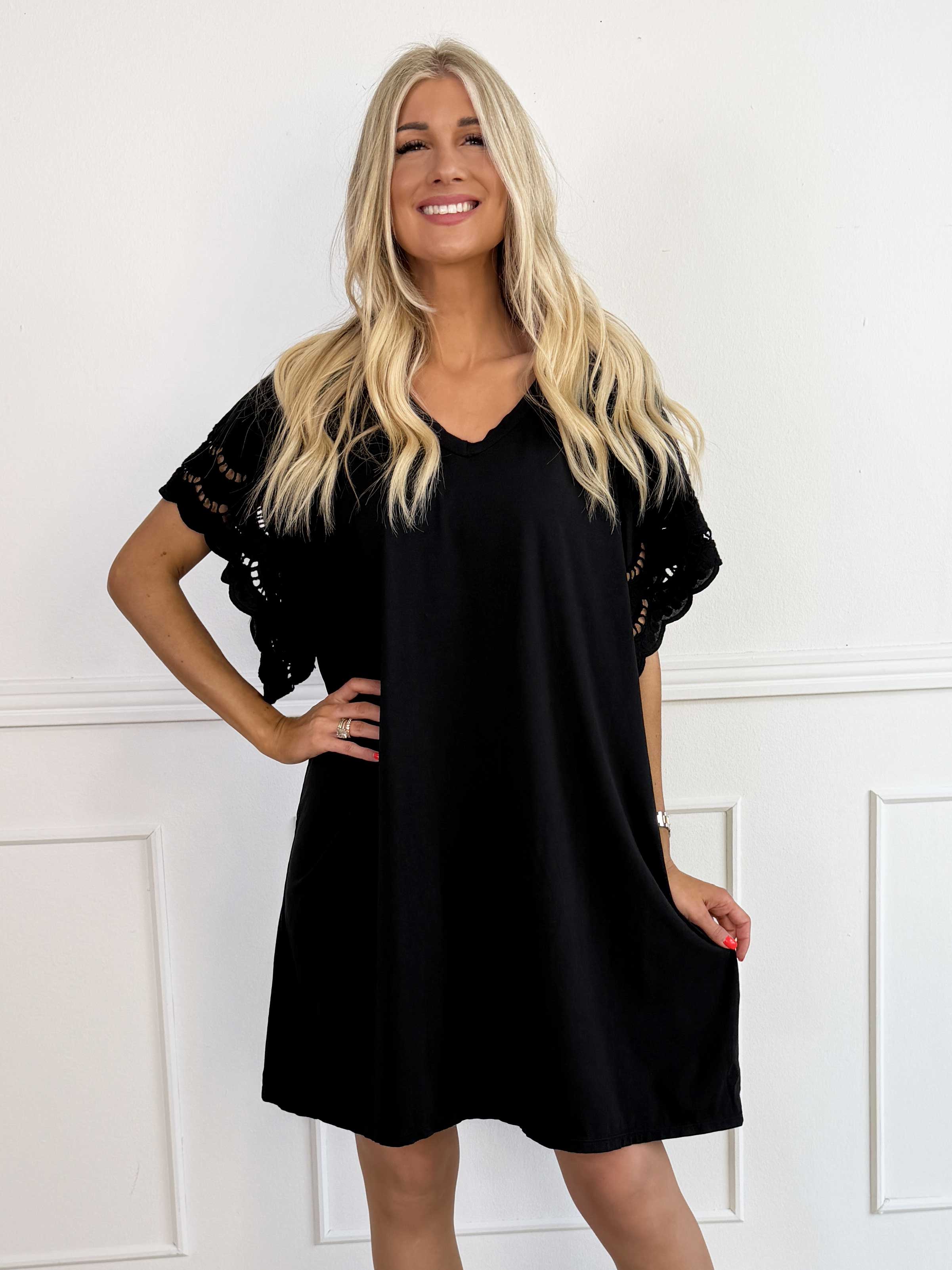 Magnolia - T-shirtkjole i blød bomuld med fine ærmer i broderet hulmønster