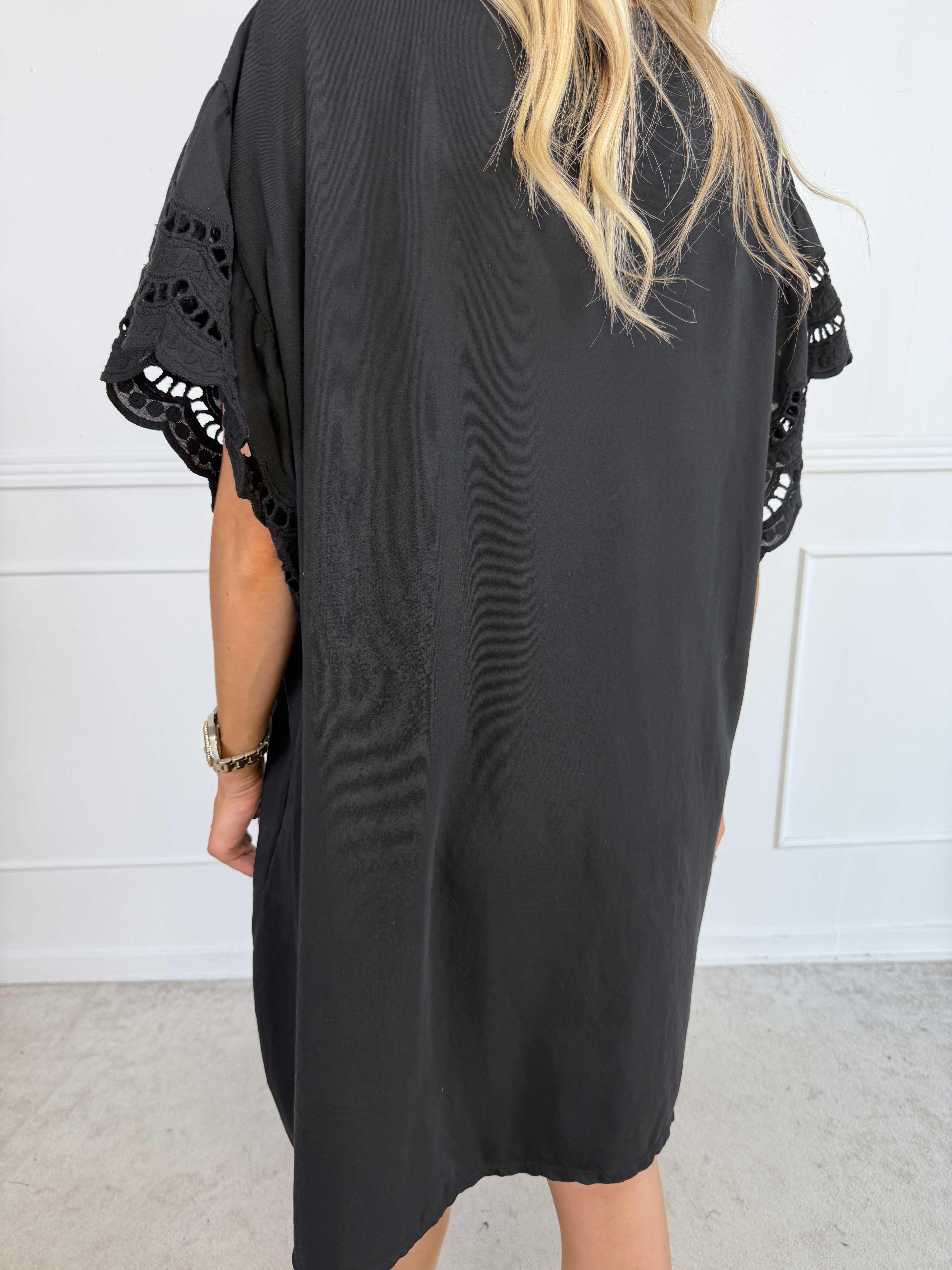 Magnolia - T-shirtkjole i blød bomuld med fine ærmer i broderet hulmønster