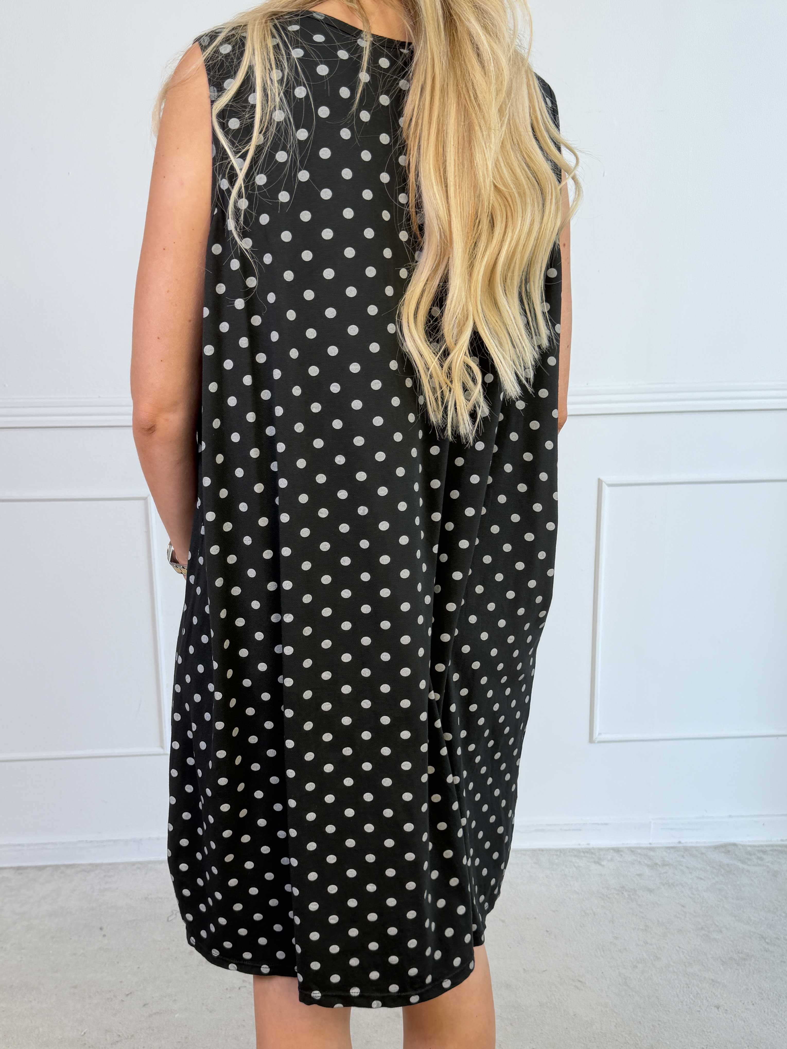 Maida - Plus size kjole i bomuld med prikker og fine blomster ved brystet