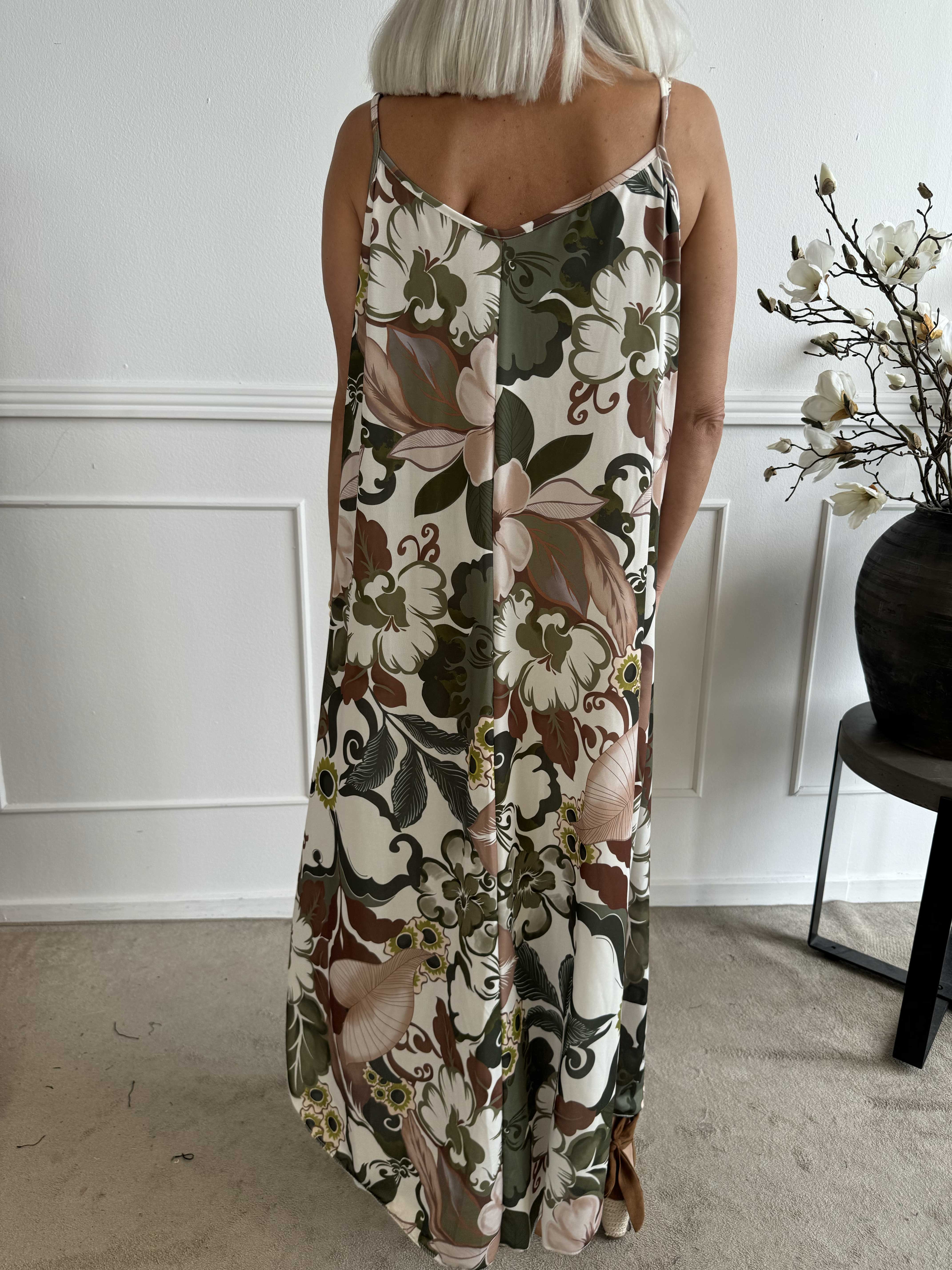 Maija - Axelbandsklänning i elastiskt tyg med blommor