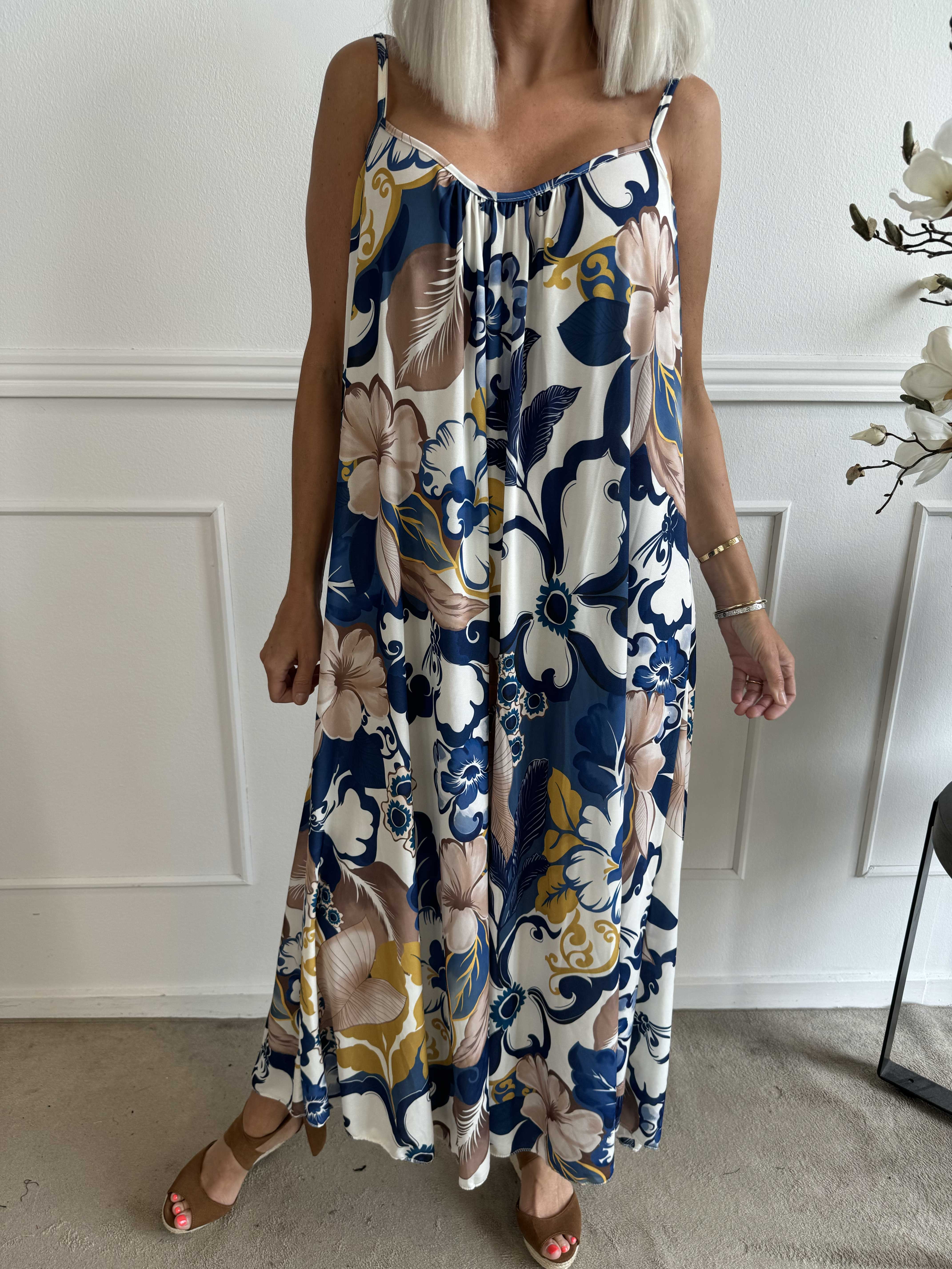 Maija - Axelbandsklänning i elastiskt tyg med blommor