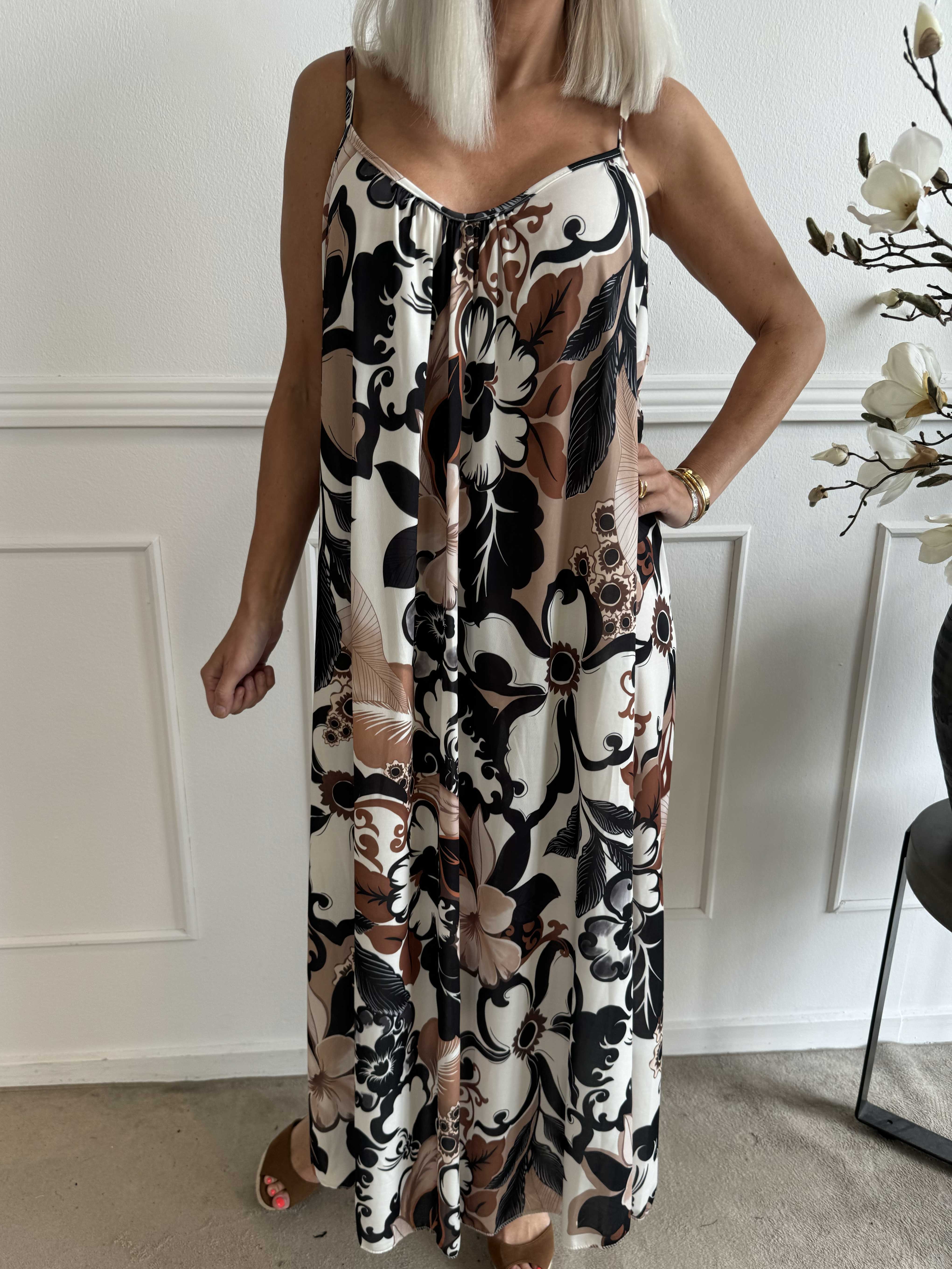 Maija - Axelbandsklänning i elastiskt tyg med blommor