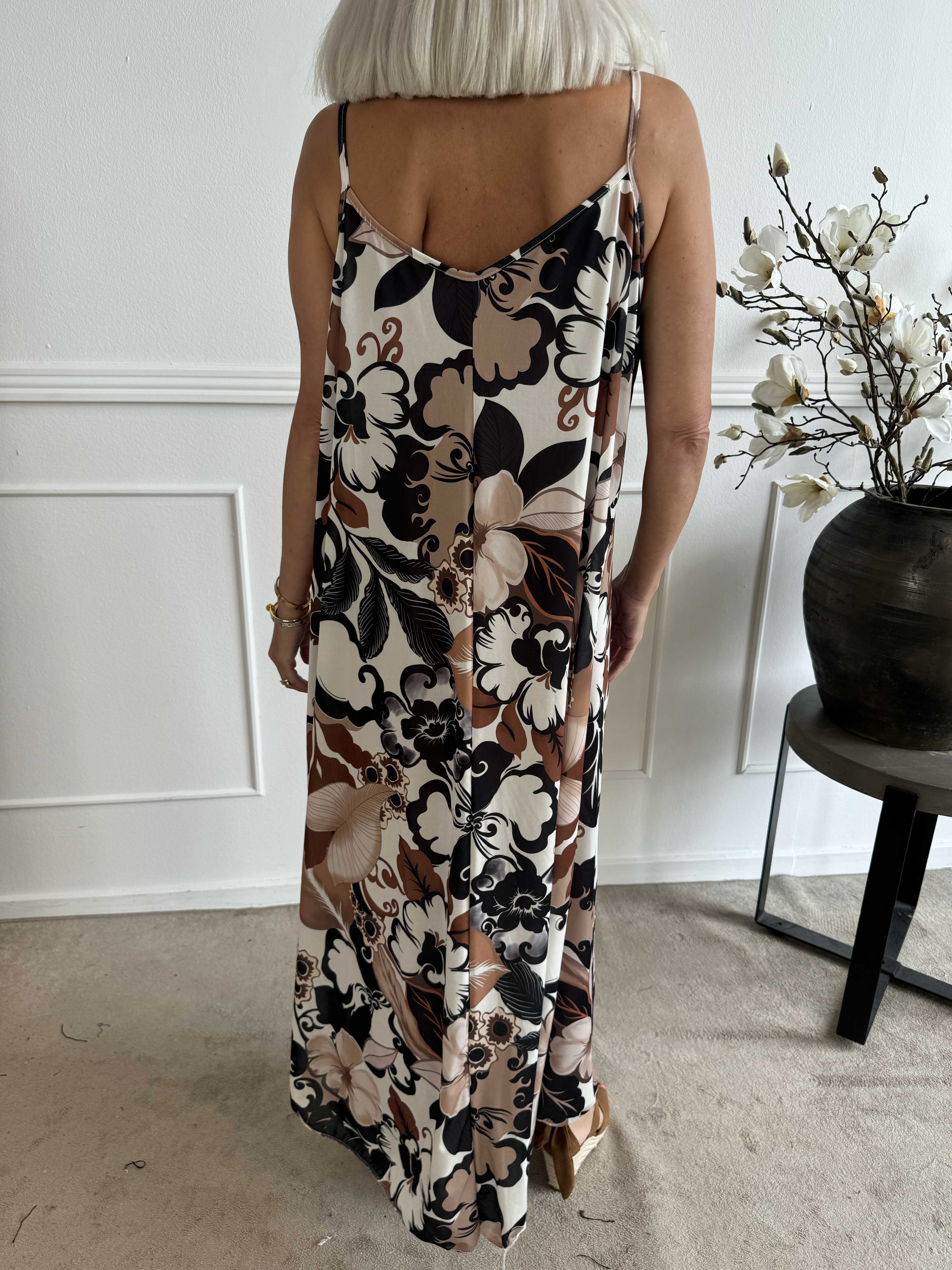 Maija - Axelbandsklänning i elastiskt tyg med blommor