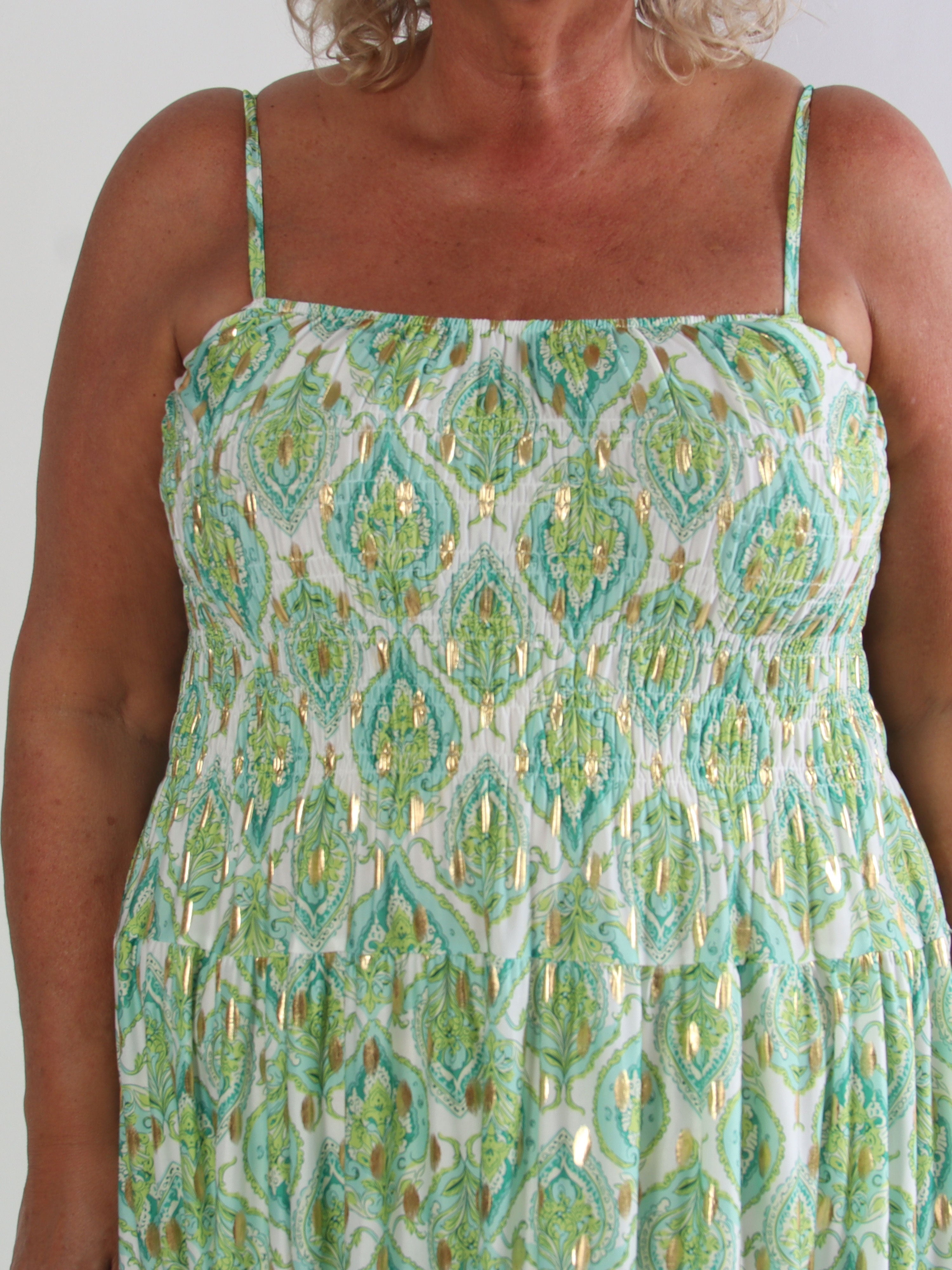 Maira Oasis - Plus size stropkjole med guld dutter og smock henover brystet