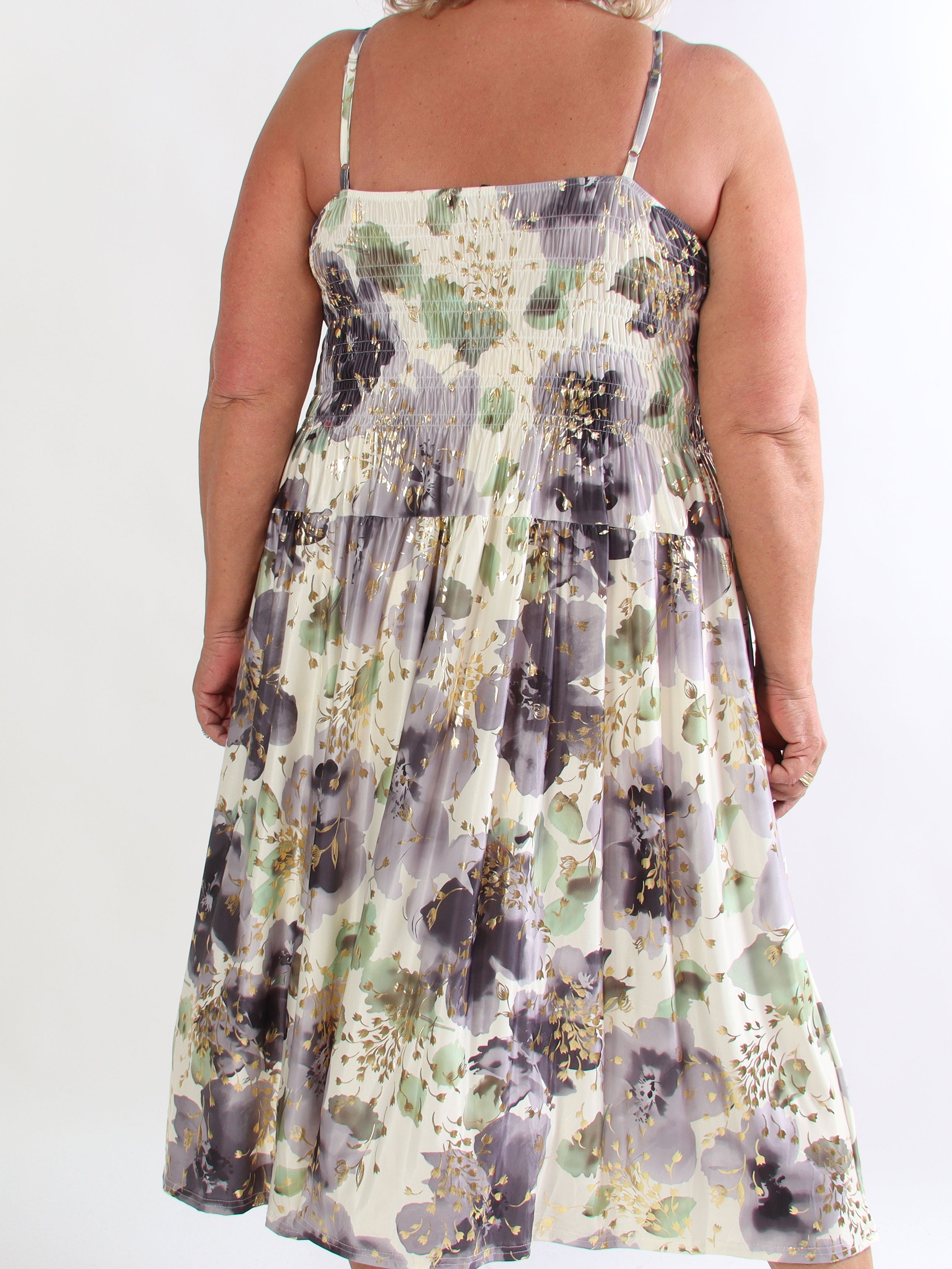 Maira Fiora - Elastisk plus size stropkjole med guld blomster og smock henover brystet