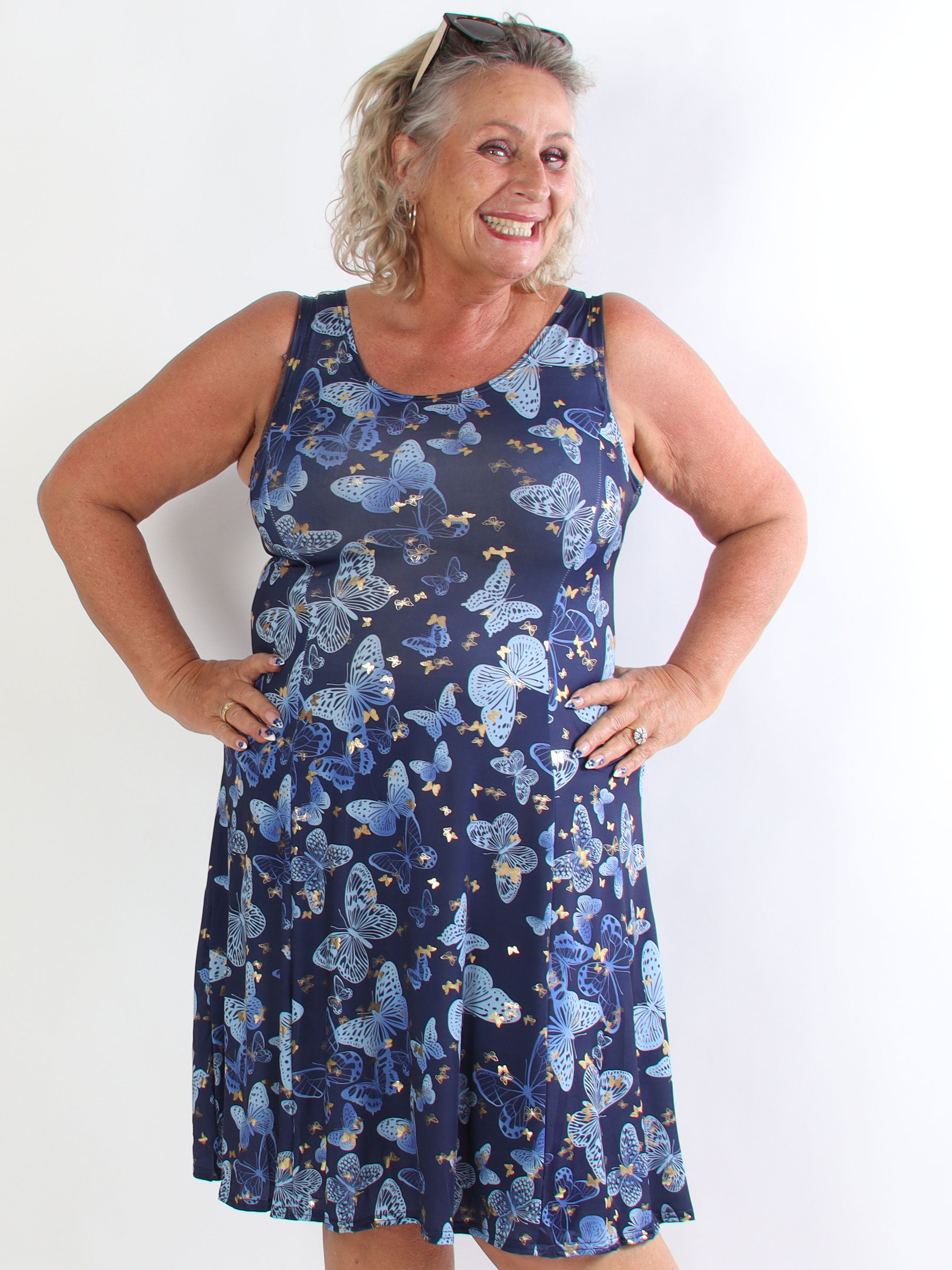 Maj Butterfly - Elastisk plus size sommarklänning i a-linjeform med fjärilstryck