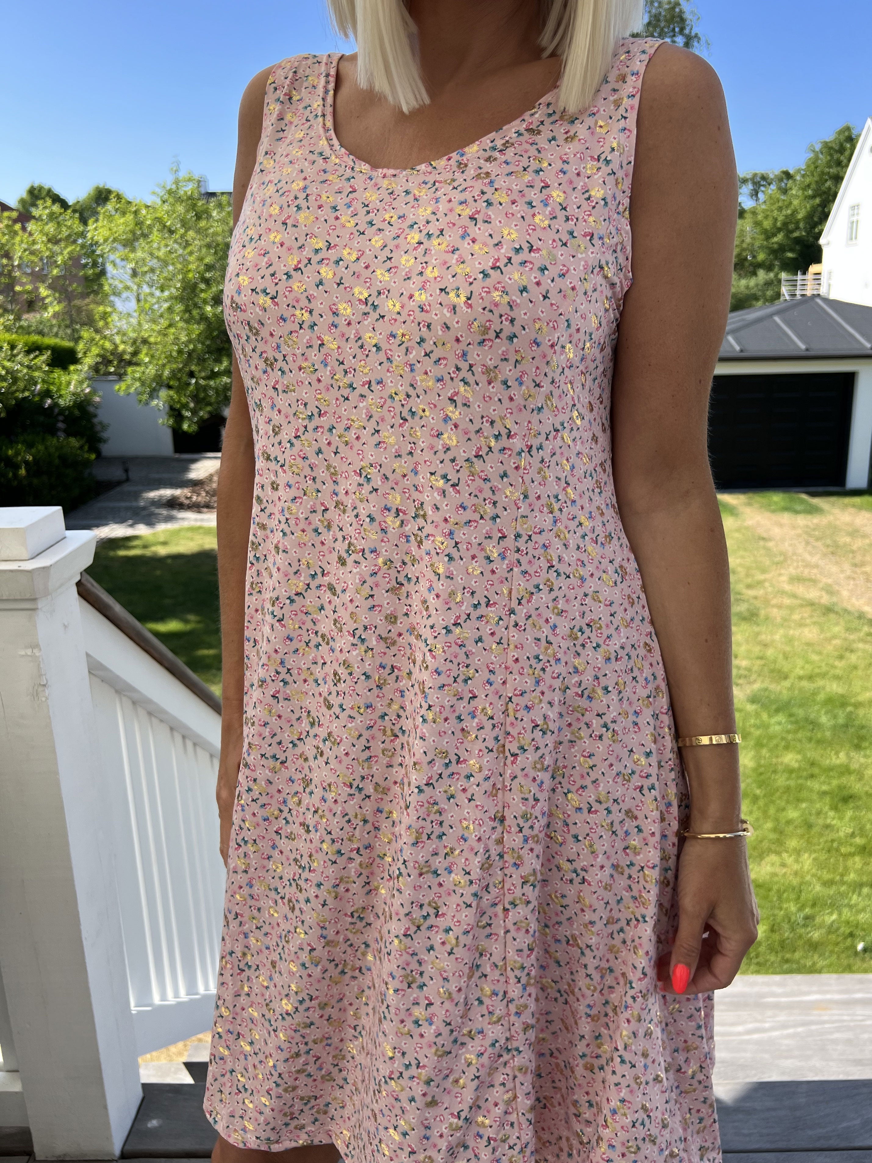 Maj Gold Flower - Söt elastisk sommarklänning med mönster