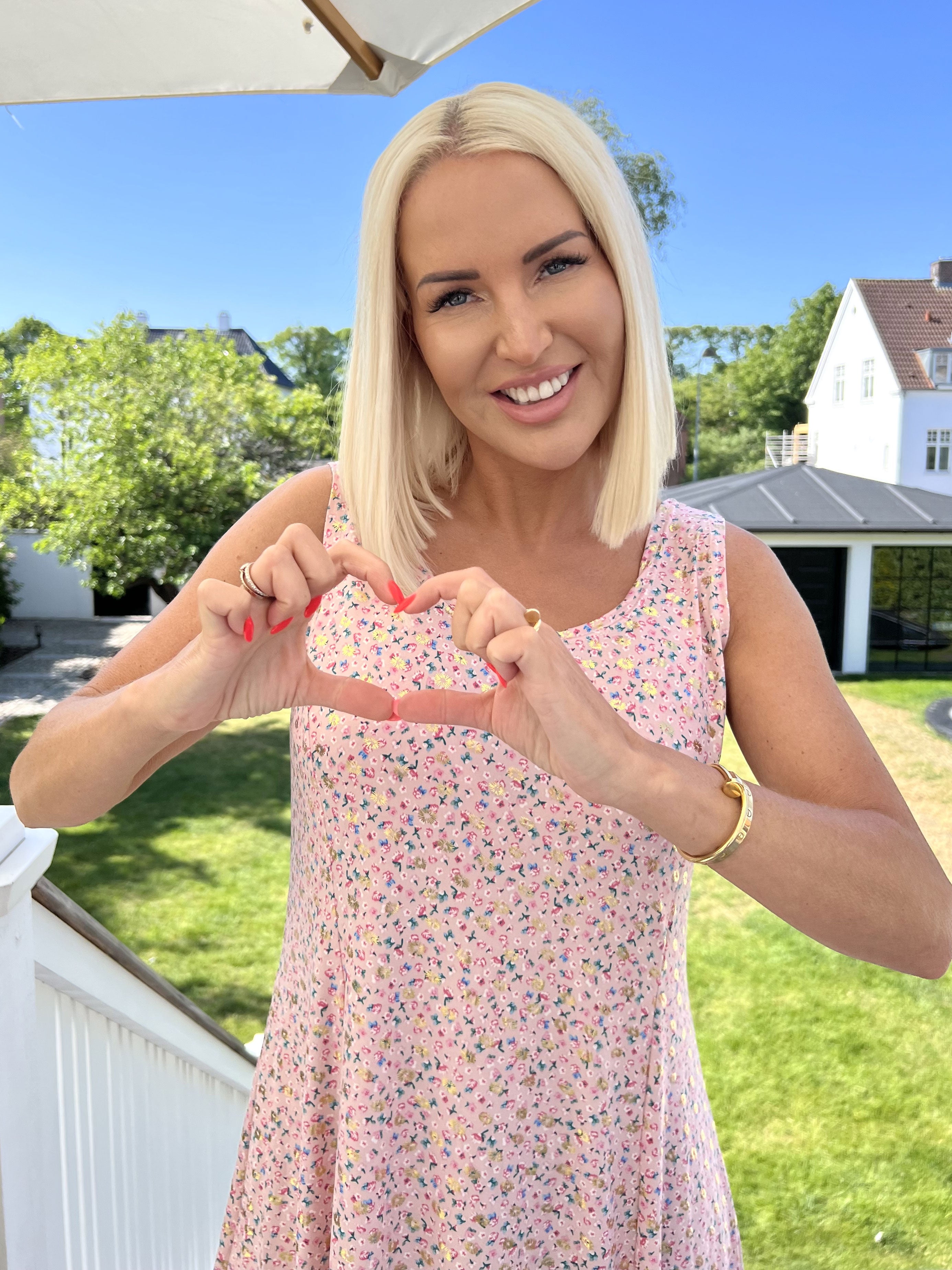 Maj Gold Flower - Söt elastisk sommarklänning med mönster