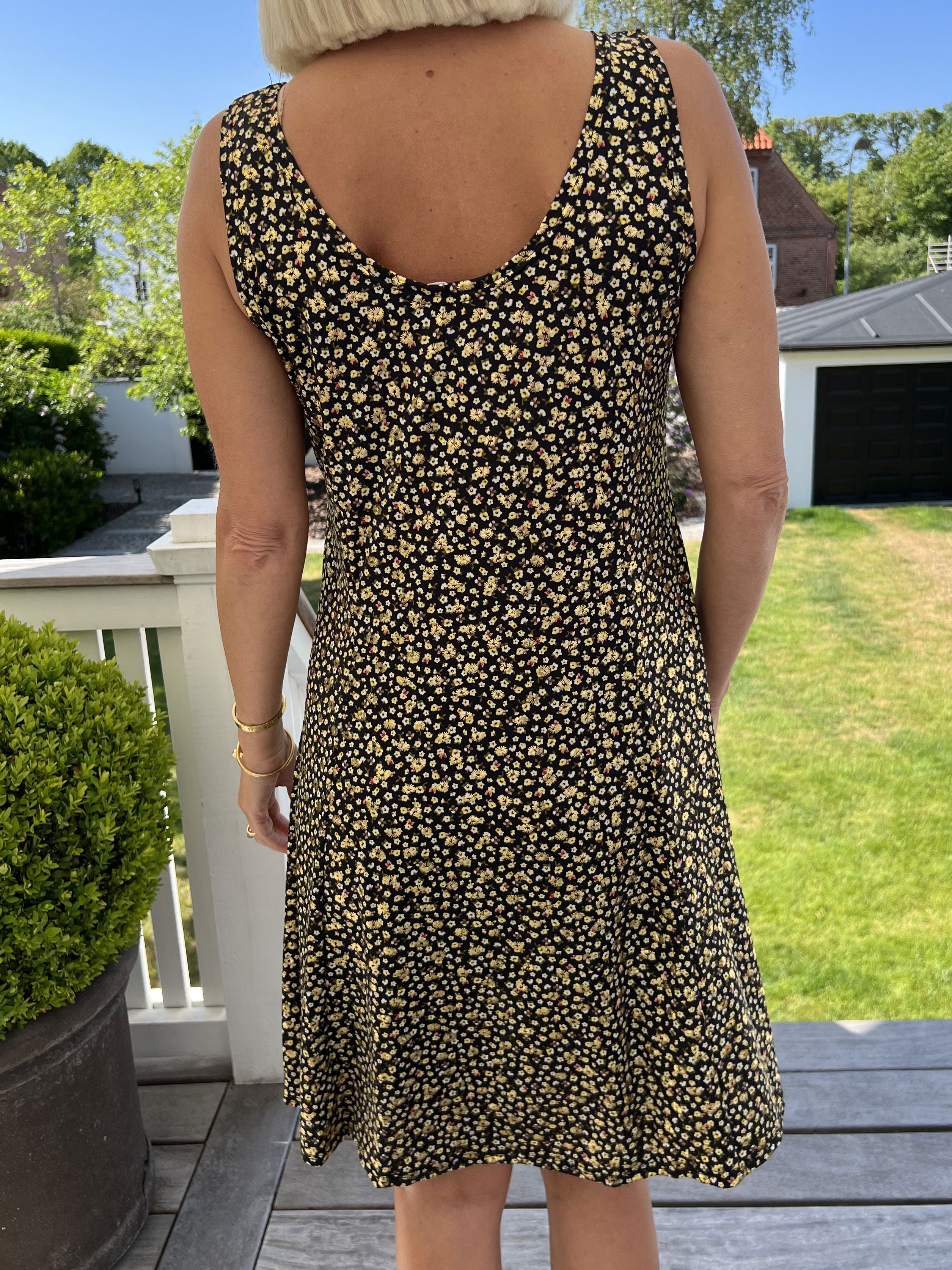 Maj Gold Flower - Söt elastisk sommarklänning med mönster