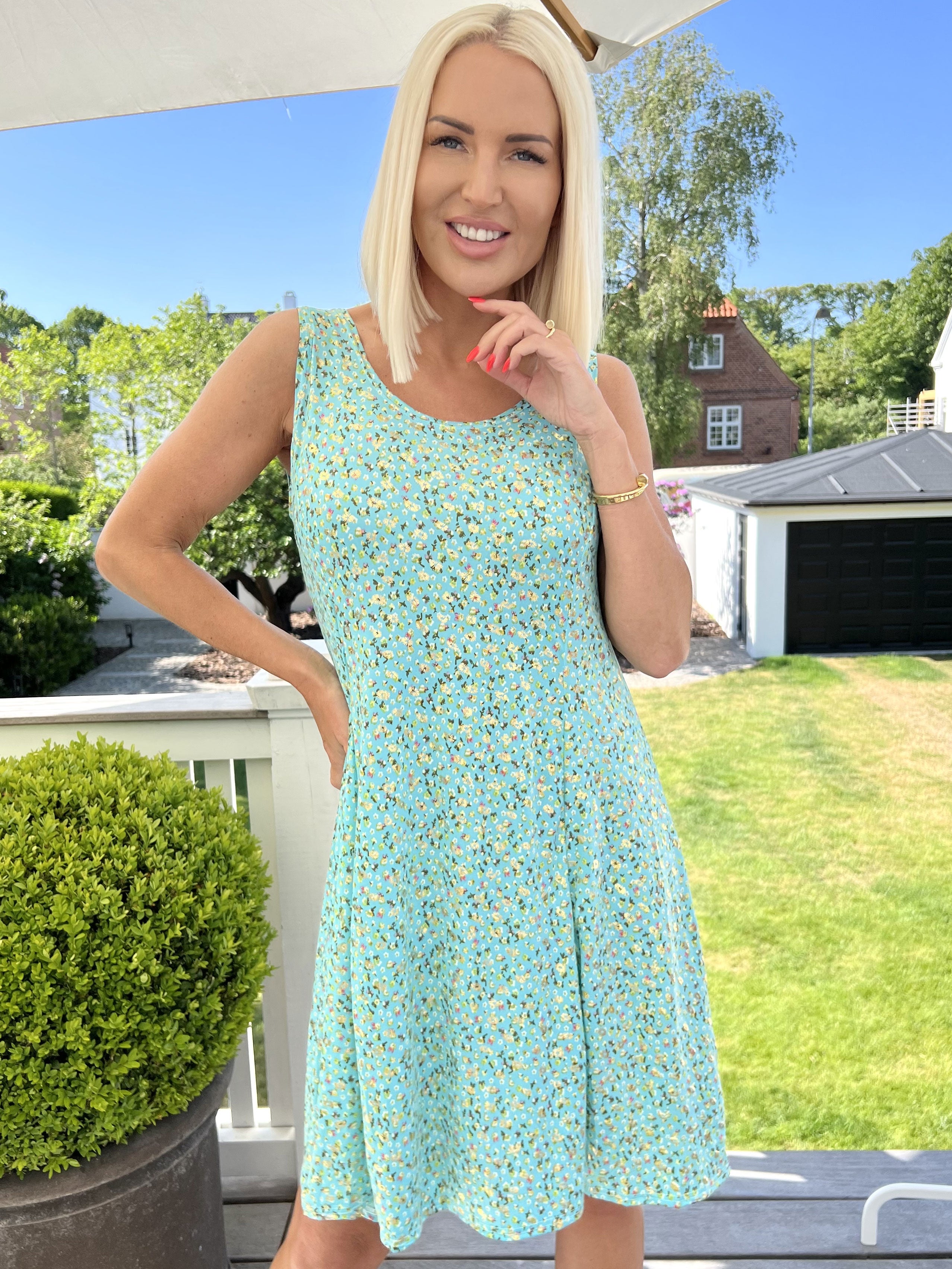 Maj Gold Flower - Söt elastisk sommarklänning med mönster