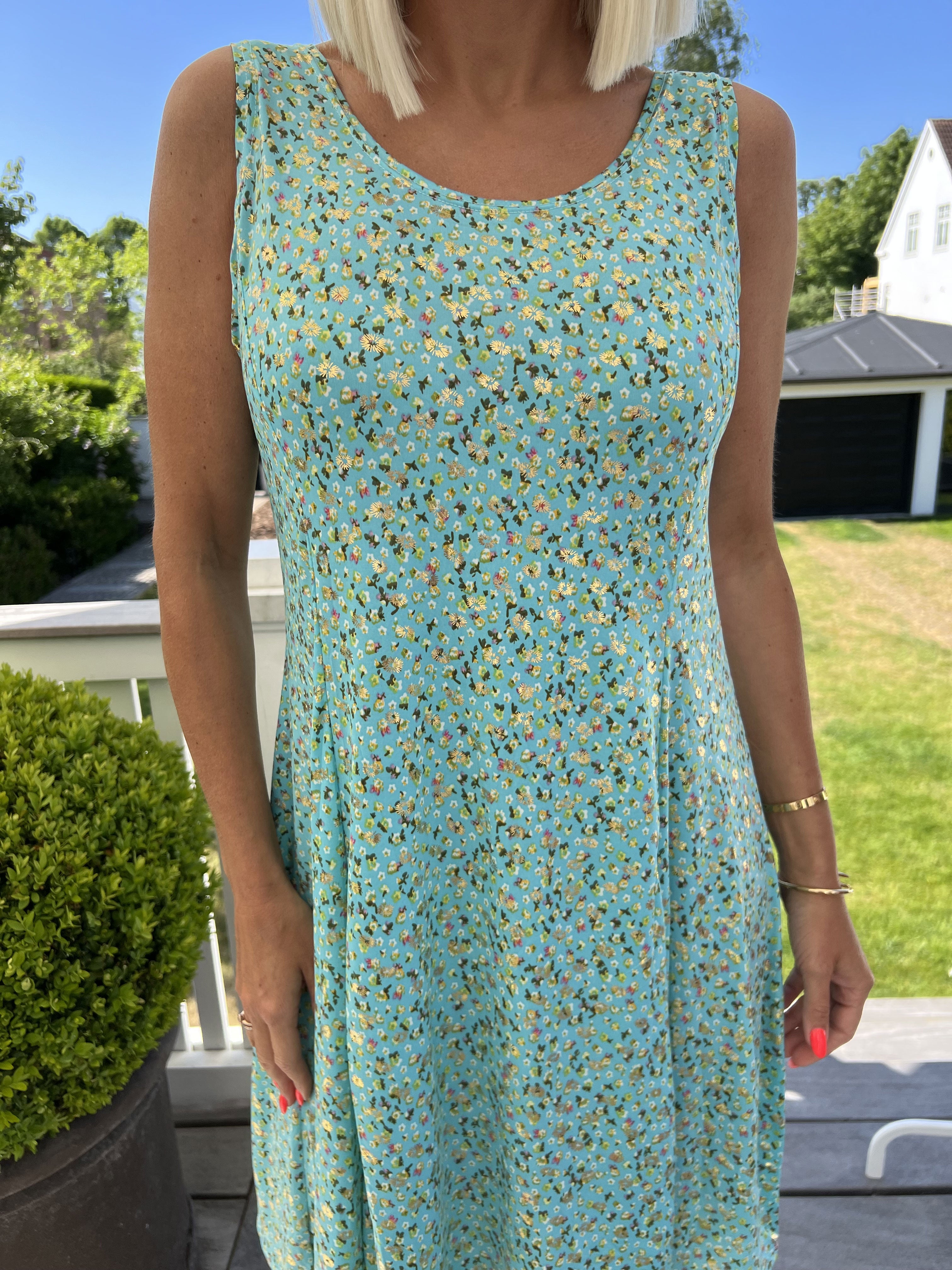 Maj Gold Flower - Söt elastisk sommarklänning med mönster