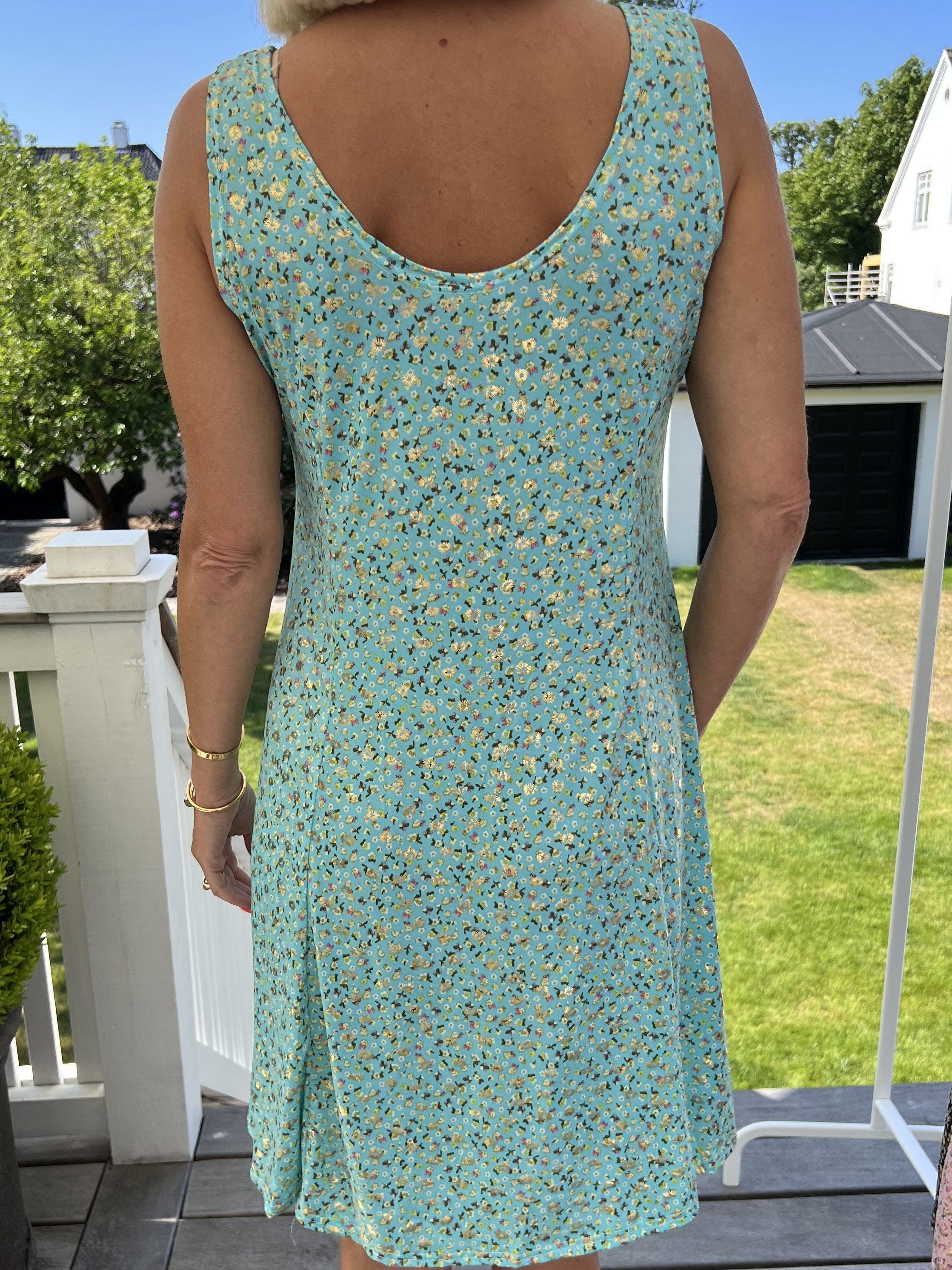 Maj Gold Flower - Söt elastisk sommarklänning med mönster