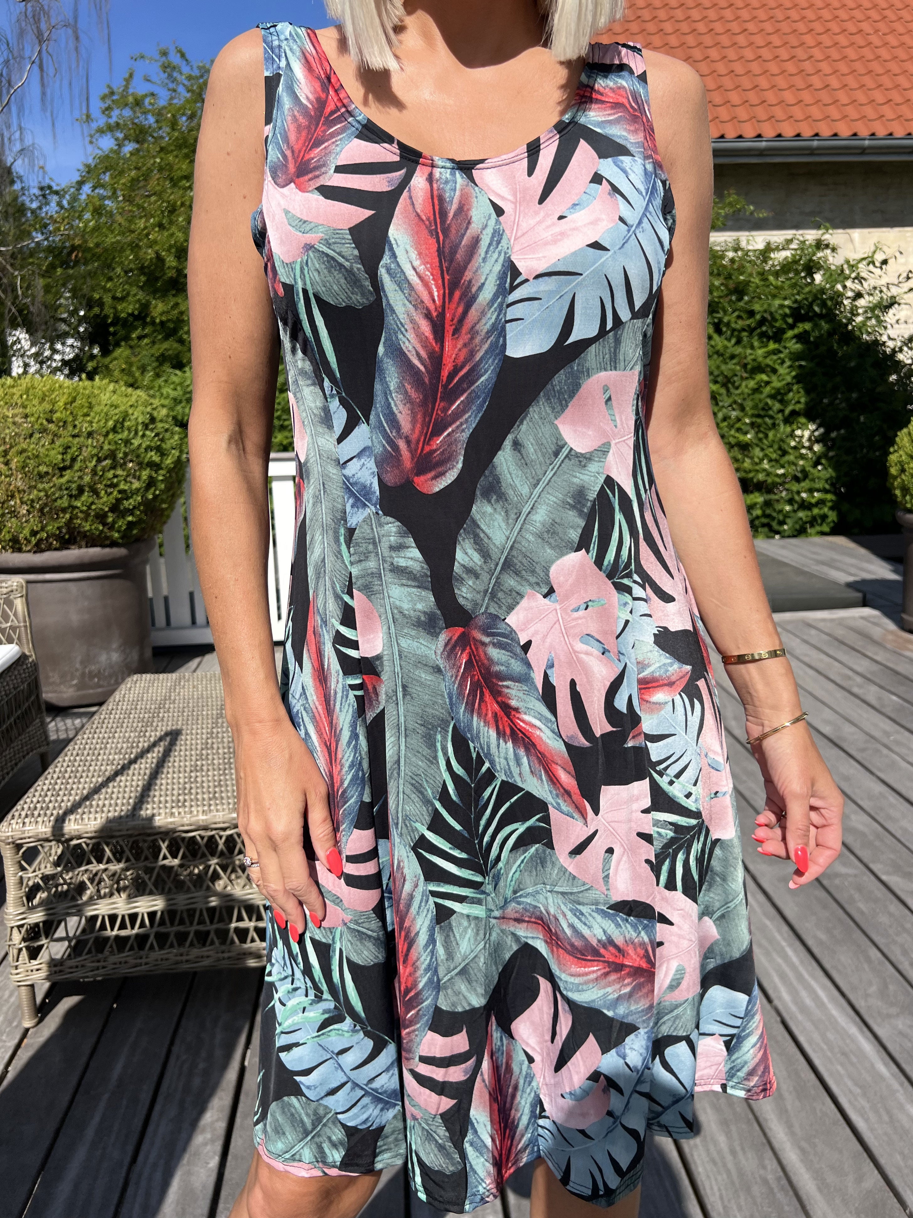 Maj Multi Leaf - Söt elastisk sommarklänning med mönster