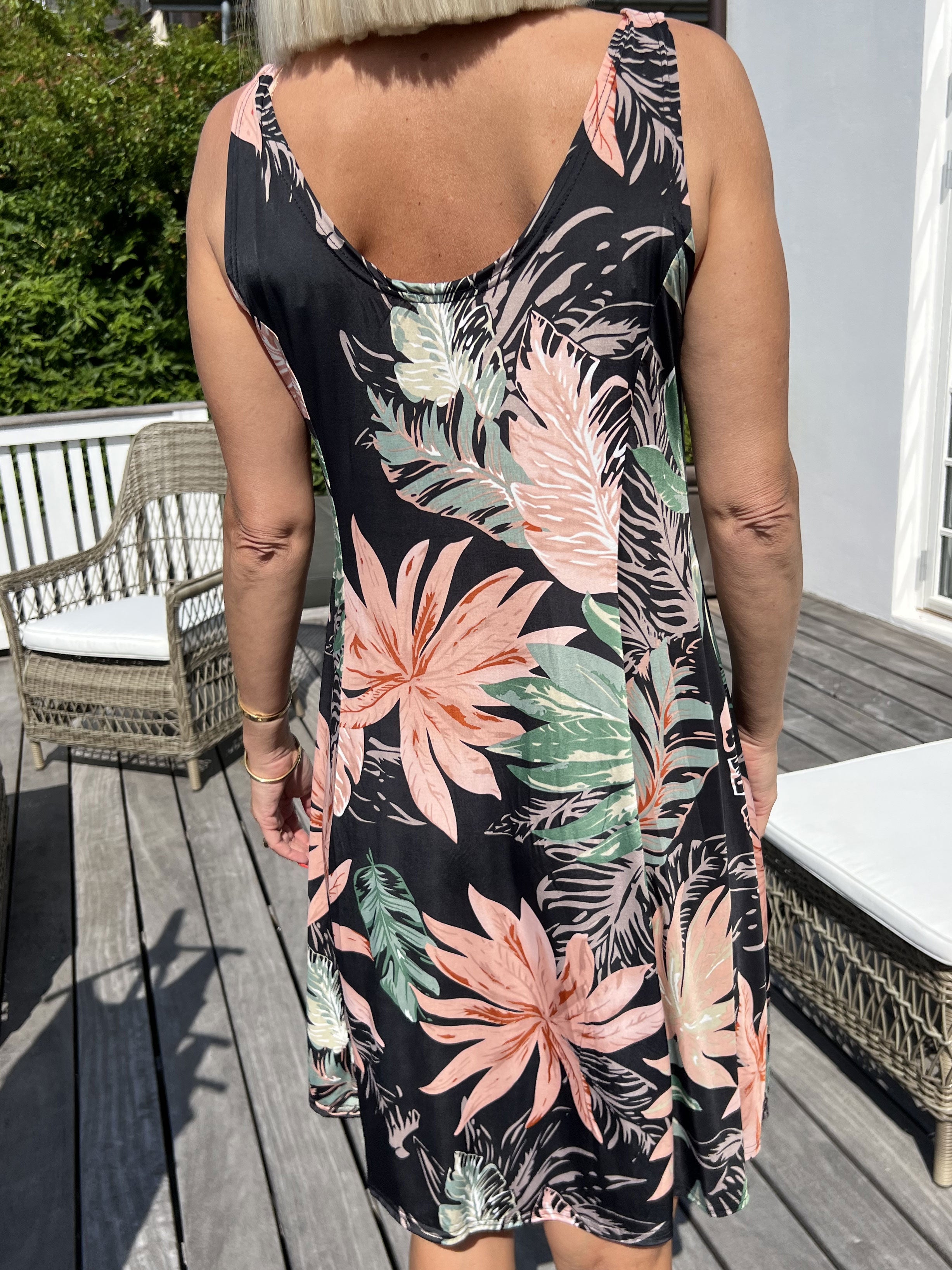 Maj Tropical - Söt elastisk sommarklänning med mönster