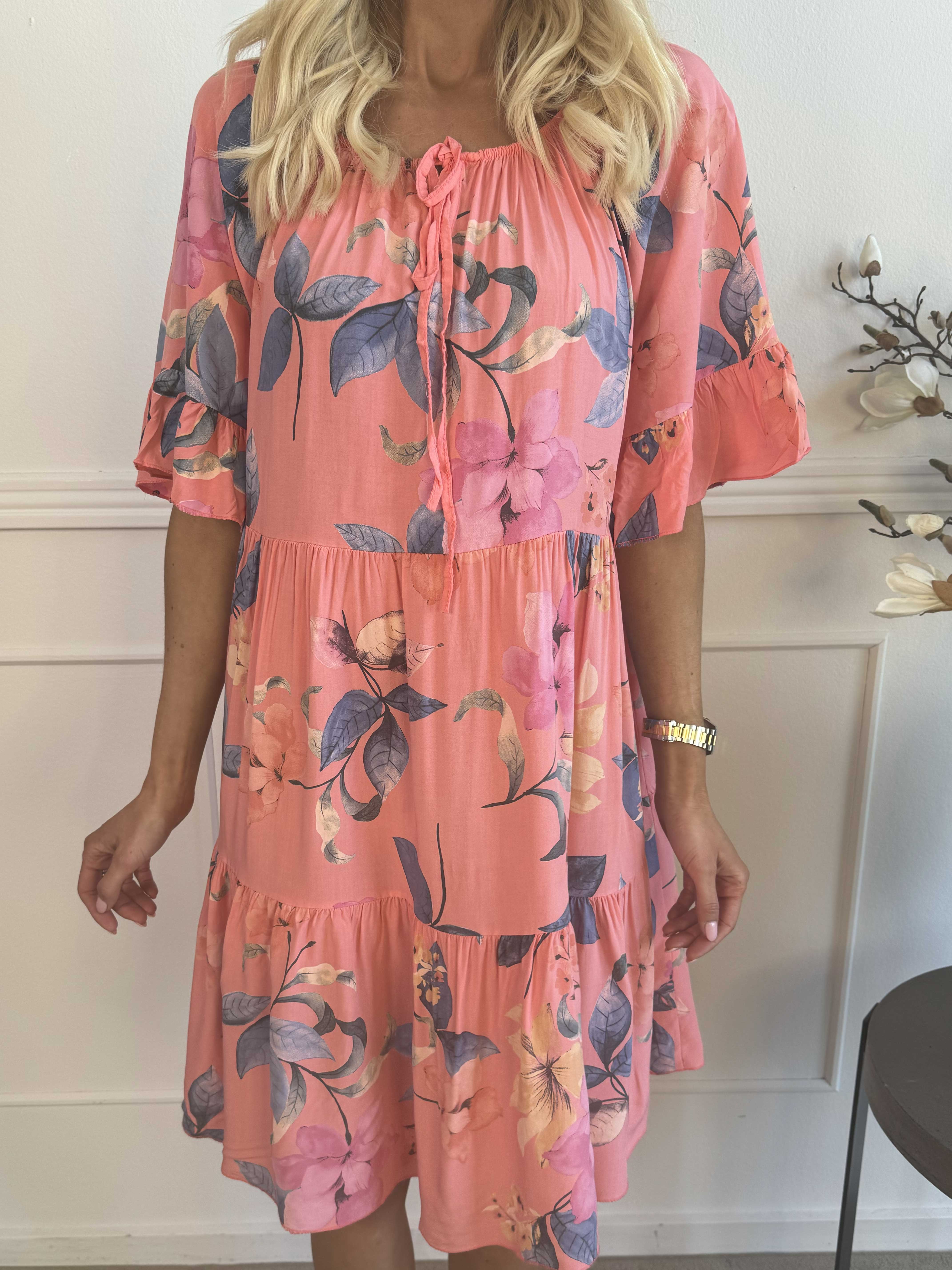 Malibu - Blommig klänning i bomull med elastisk halsringning