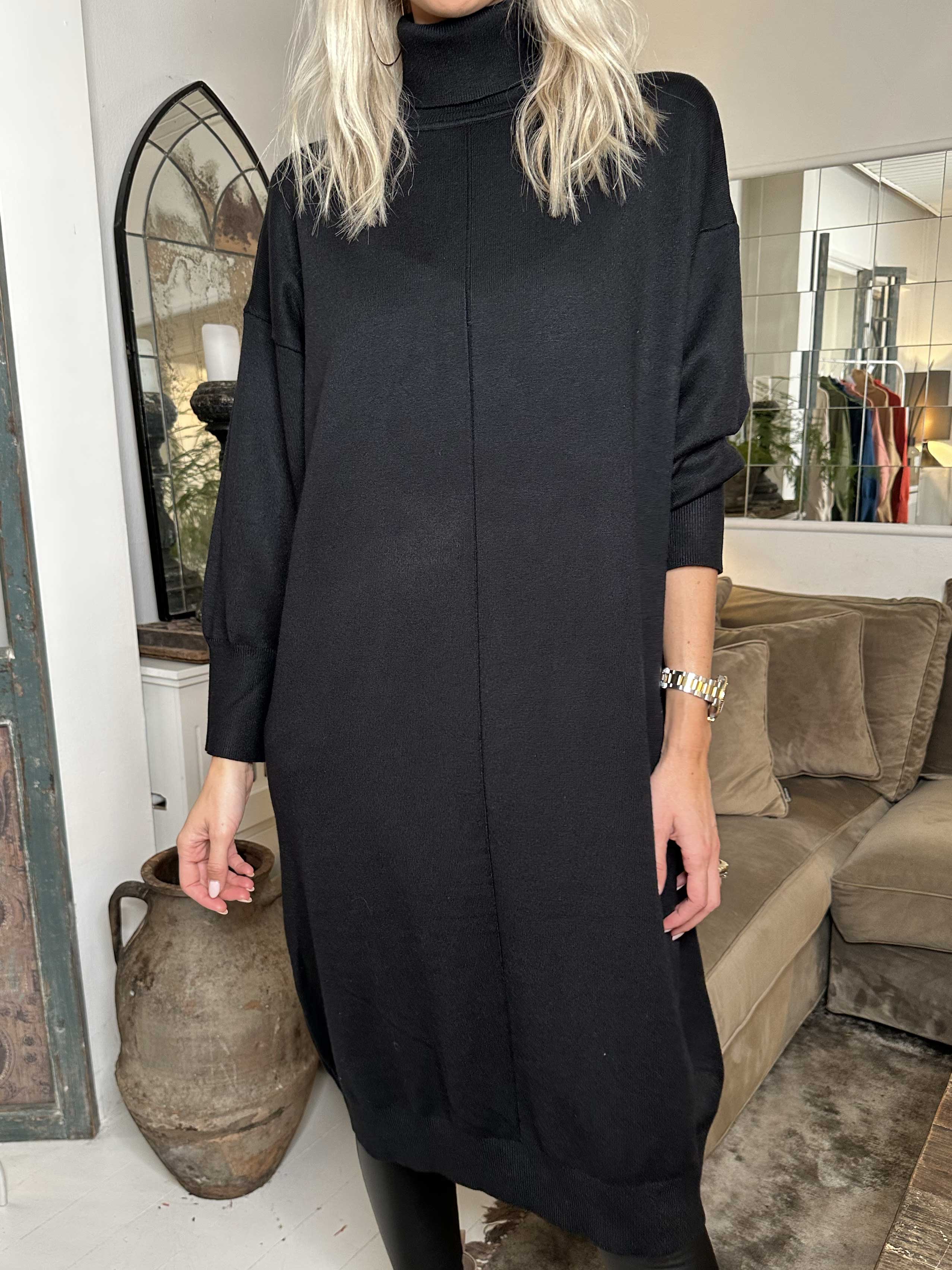 Maniya - Mjuk stickad klänning med polokrage