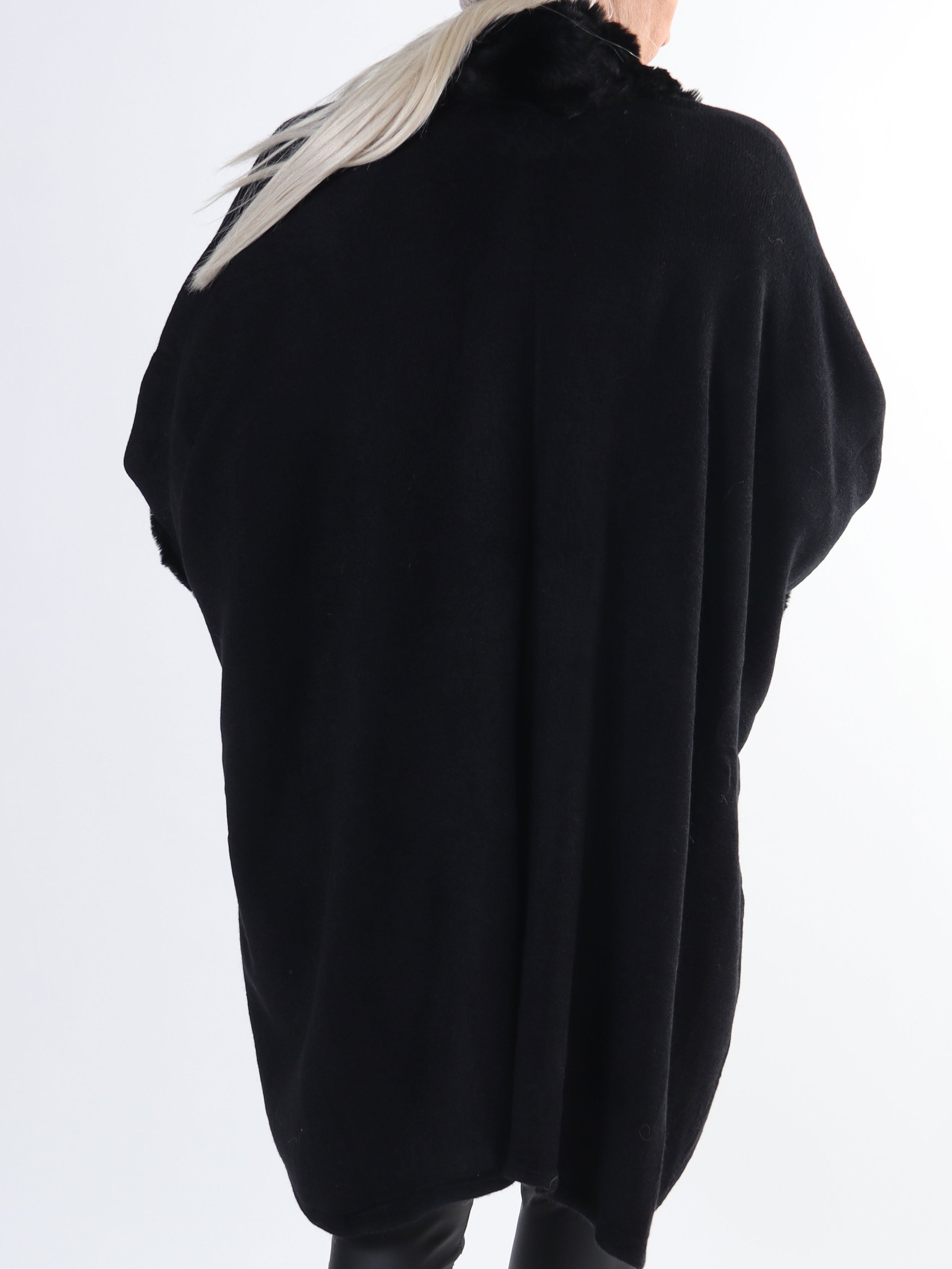 Manon - Plus size poncho med faux fur kant