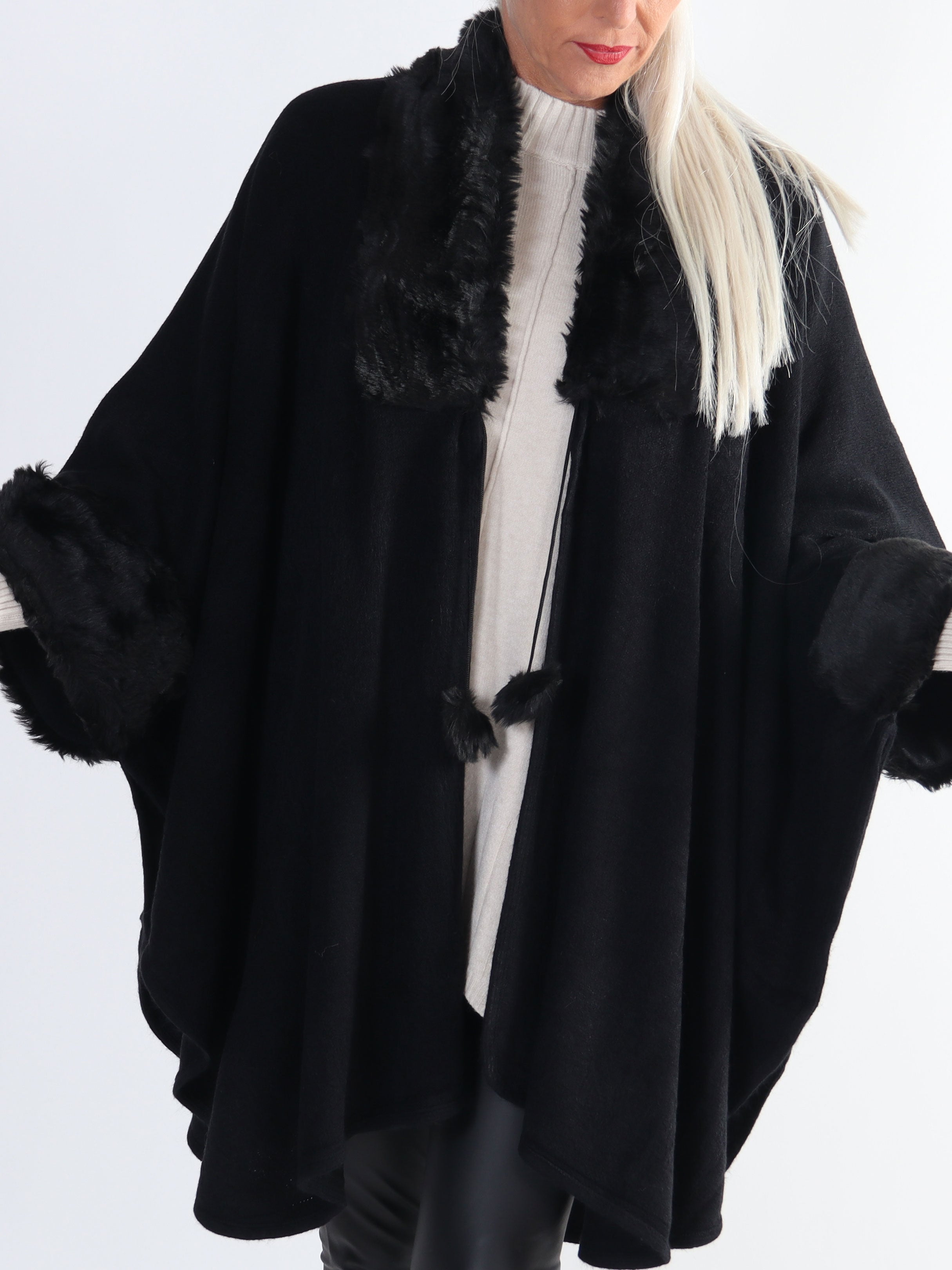 Manon - Plus size poncho med faux fur kant