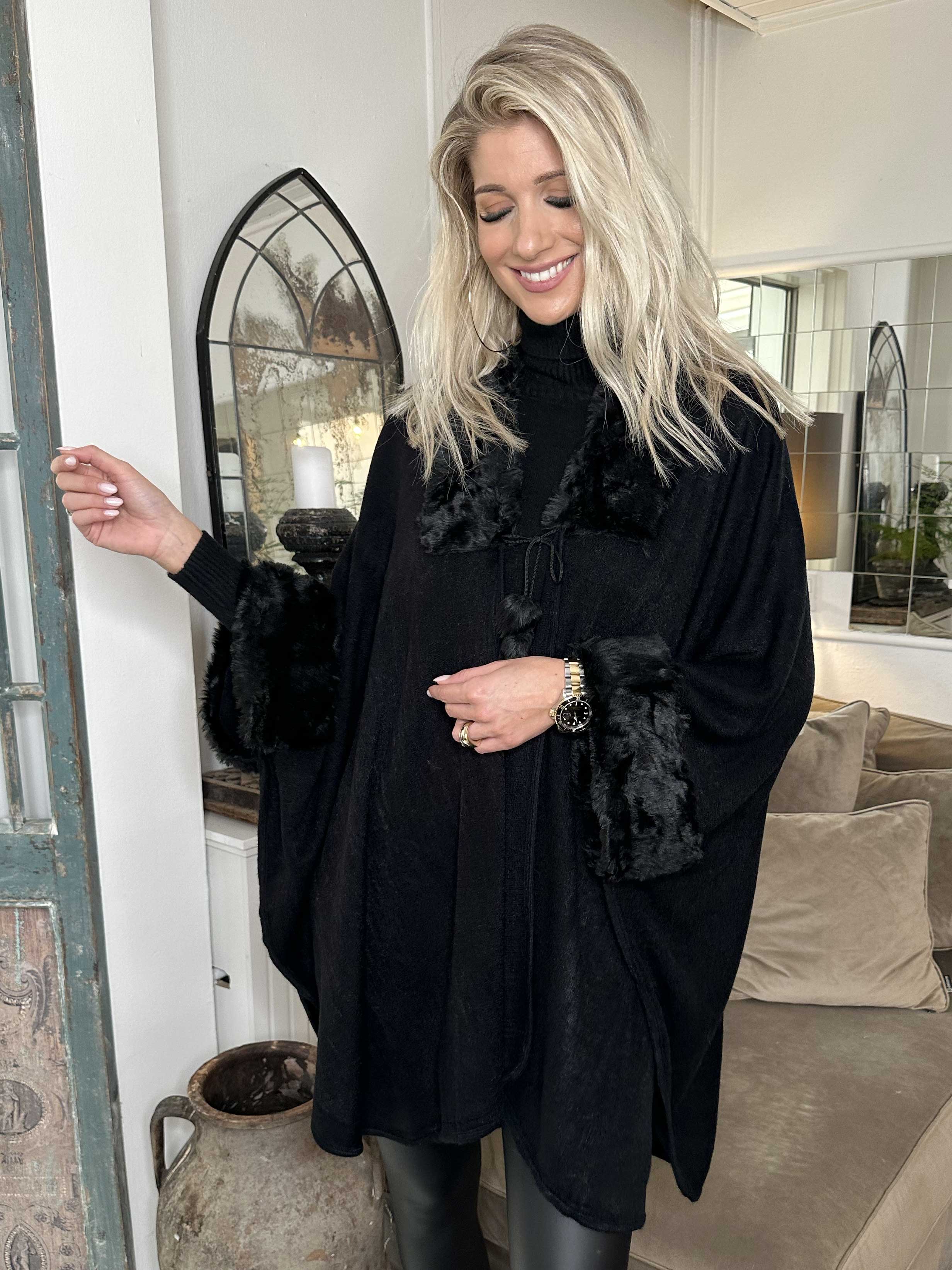 Manon - Poncho med faux fur kant
